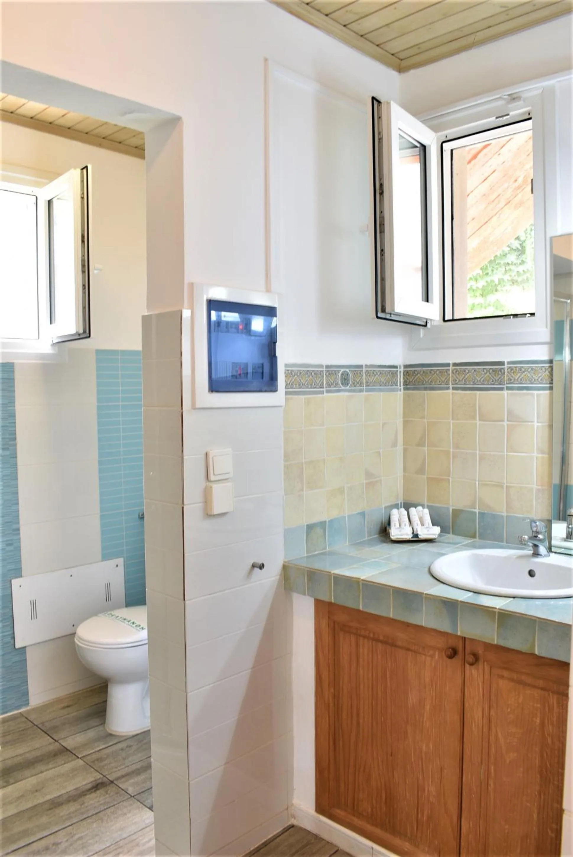 Toilet in Simatos αpARTments & Studios