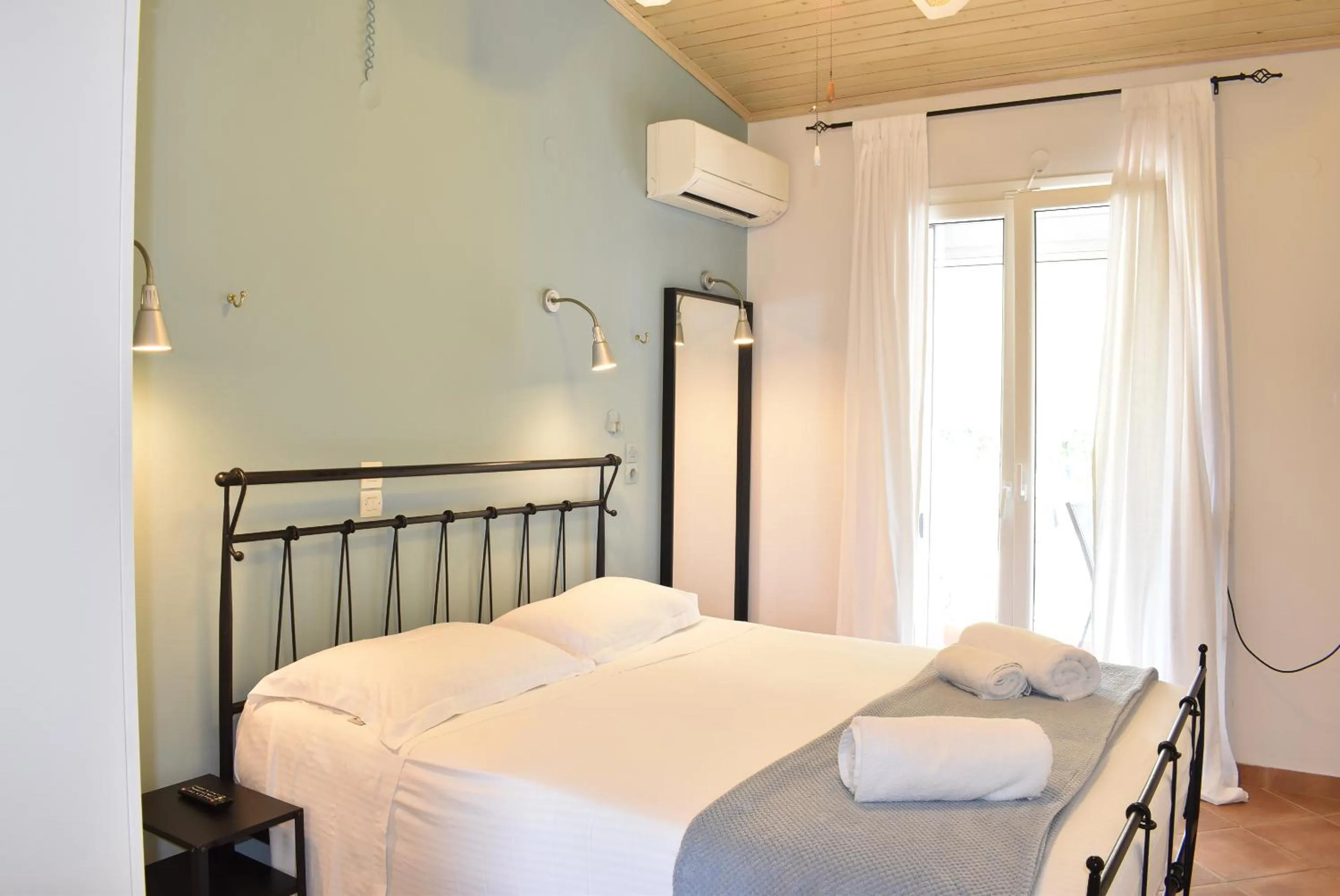 Bedroom in Simatos αpARTments & Studios