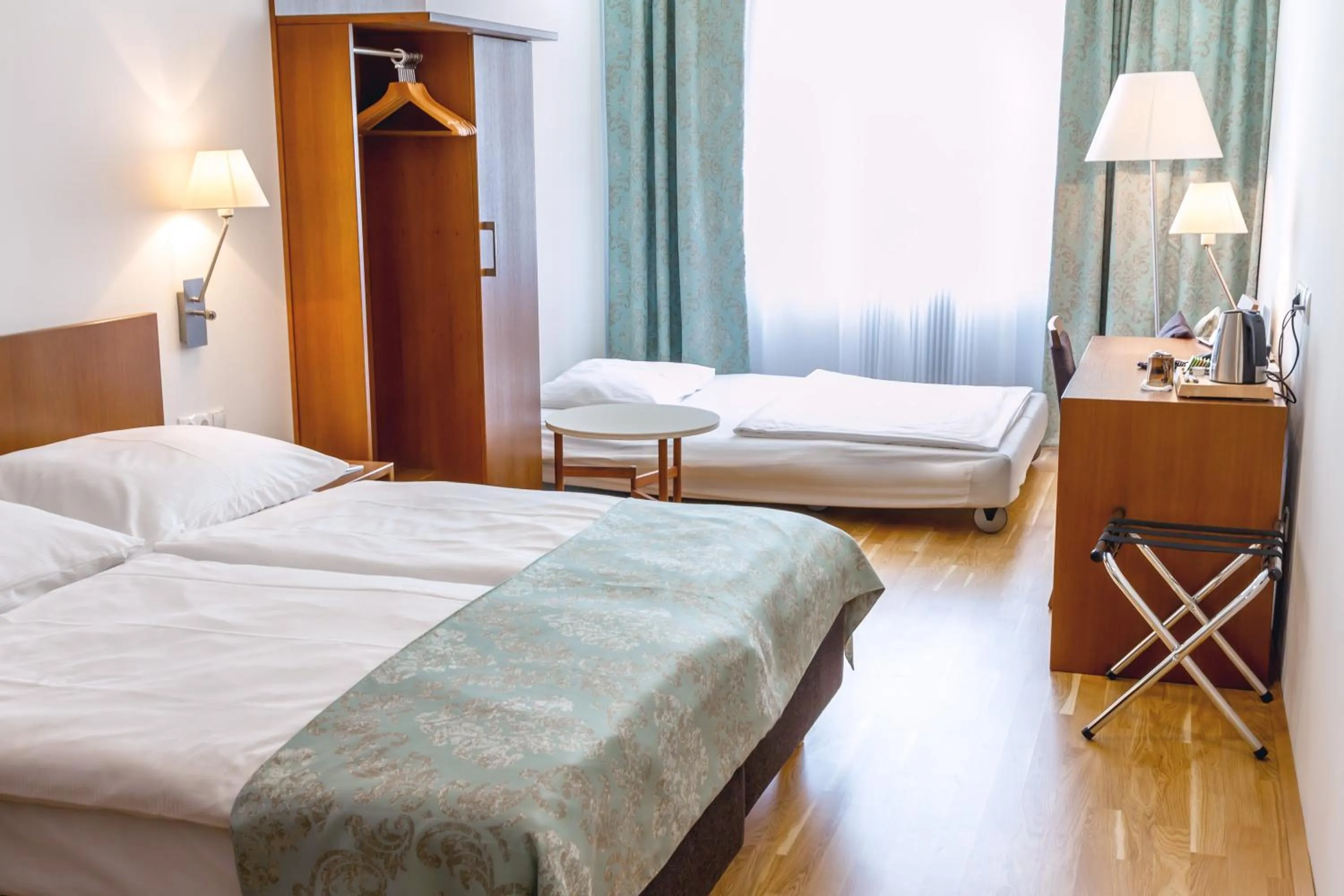 Photo of the whole room, Bed in Benediktushaus im Schottenstift