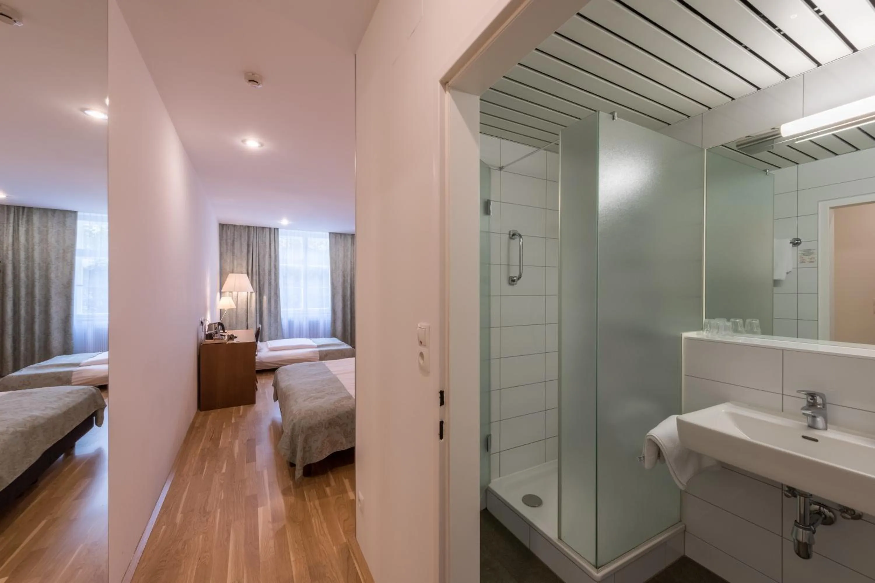 Photo of the whole room, Bed in Benediktushaus im Schottenstift