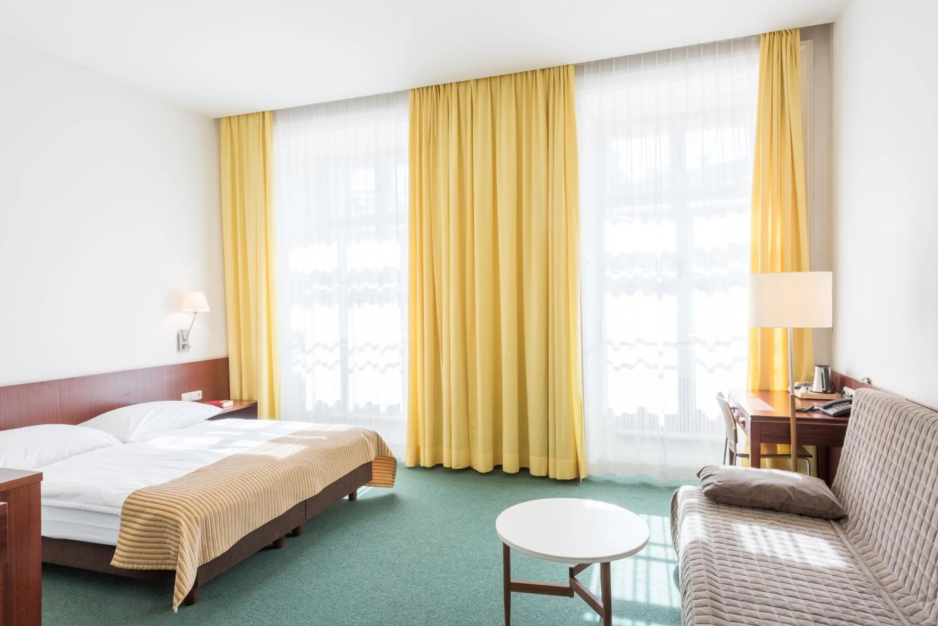 Photo of the whole room, Bed in Benediktushaus im Schottenstift