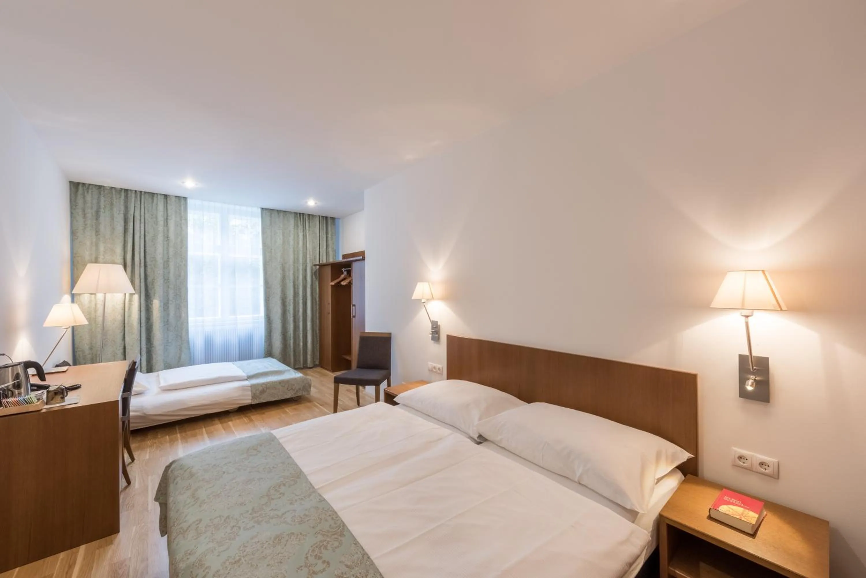 Photo of the whole room, Bed in Benediktushaus im Schottenstift