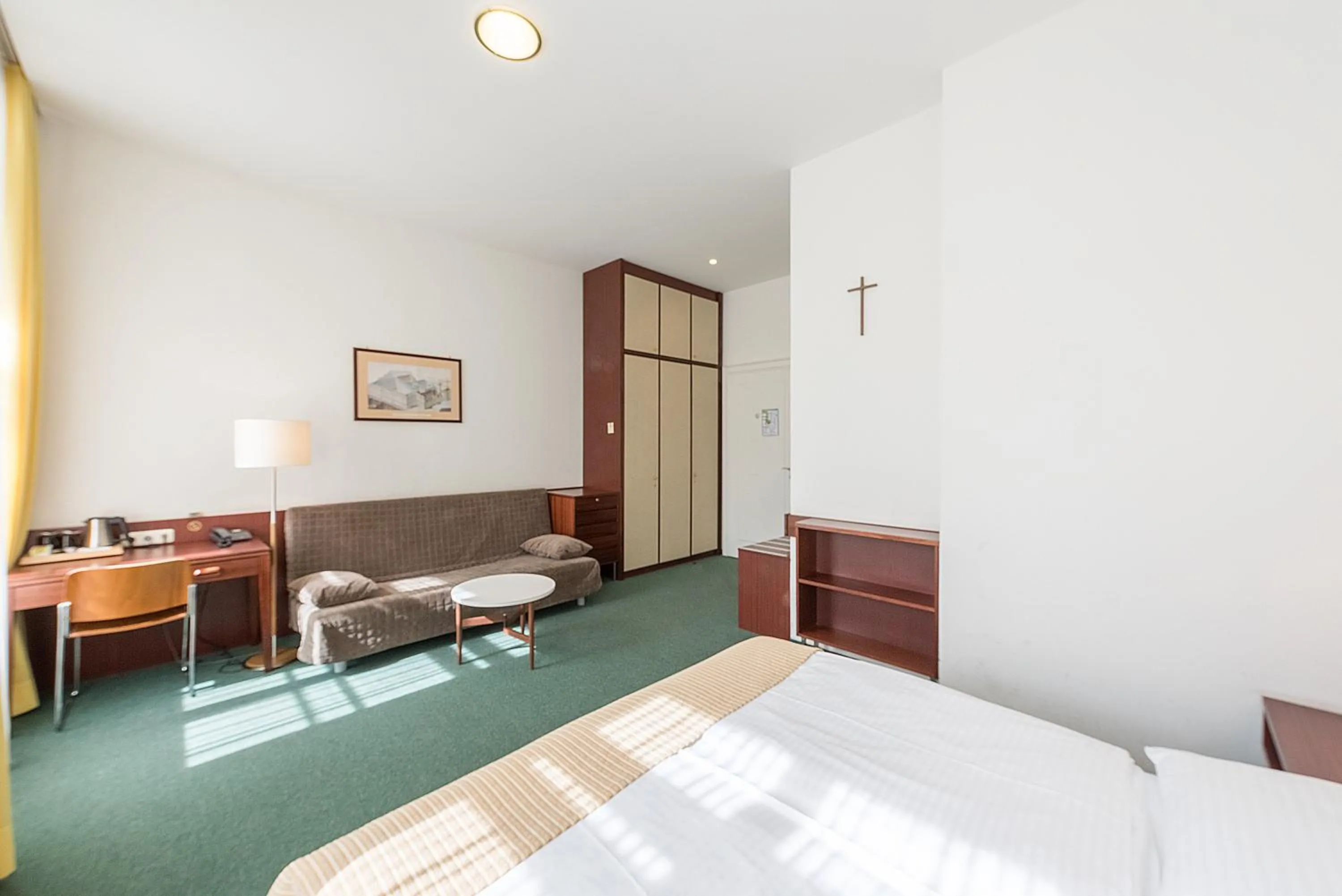 Photo of the whole room, Bed in Benediktushaus im Schottenstift