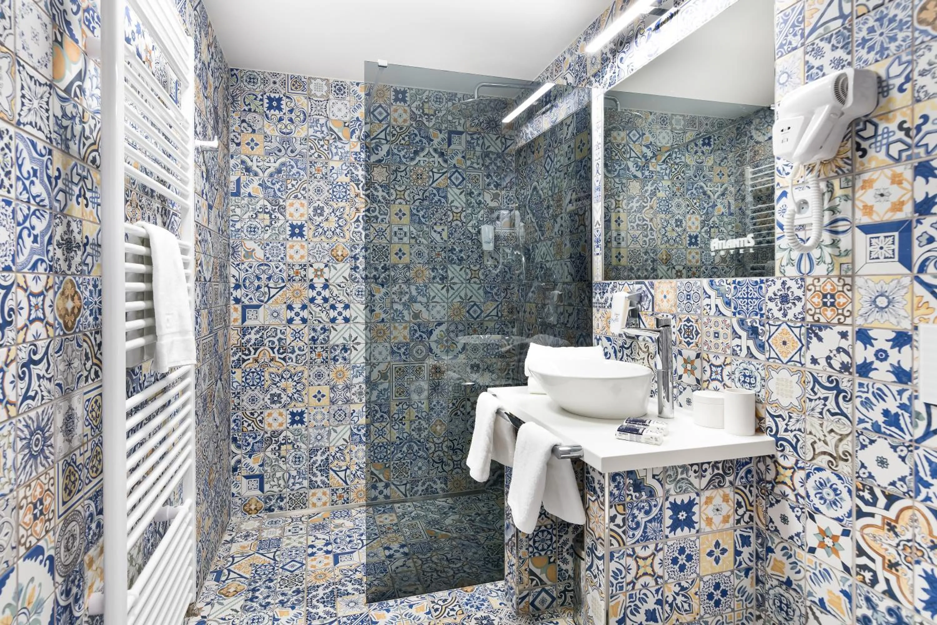 Shower in Hotel Atlantis