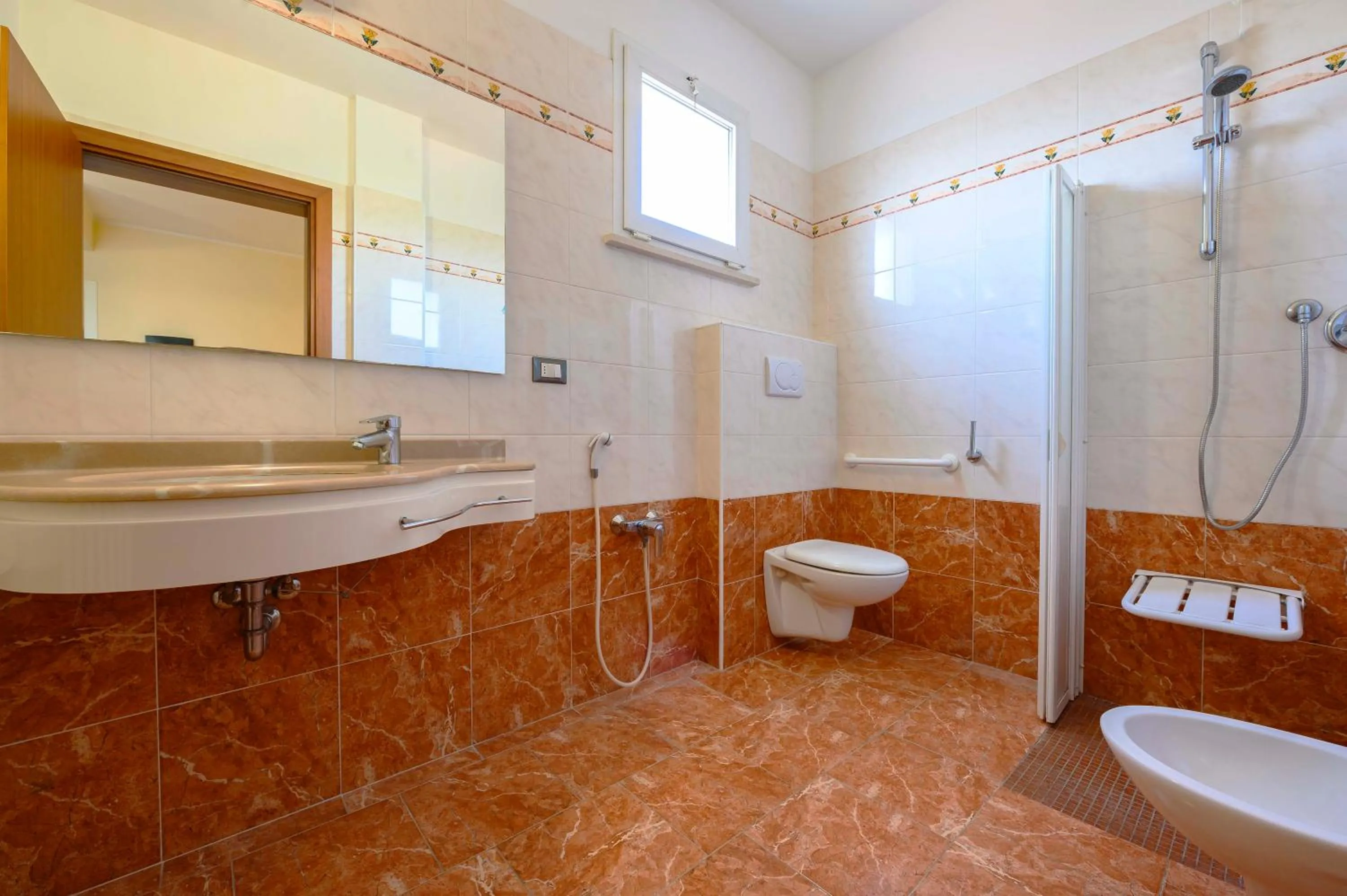 Bathroom in Hotel Harmony con Piscina panoramica