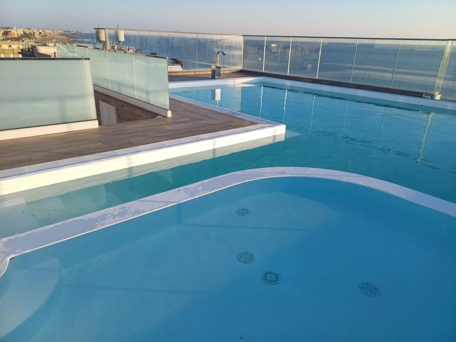 Swimming pool in Hotel Harmony con Piscina panoramica