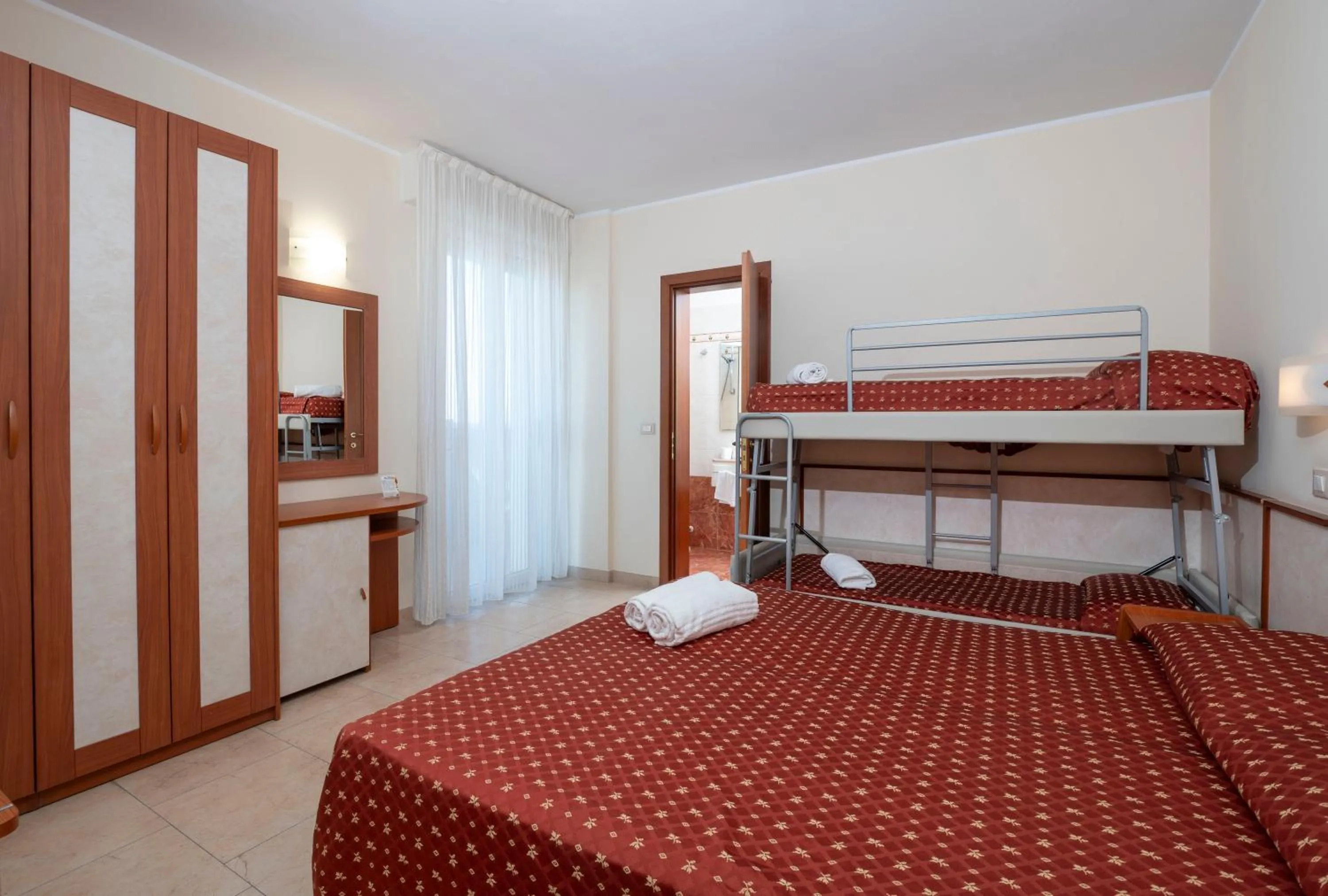 Bedroom, Bed in Hotel Harmony con Piscina panoramica
