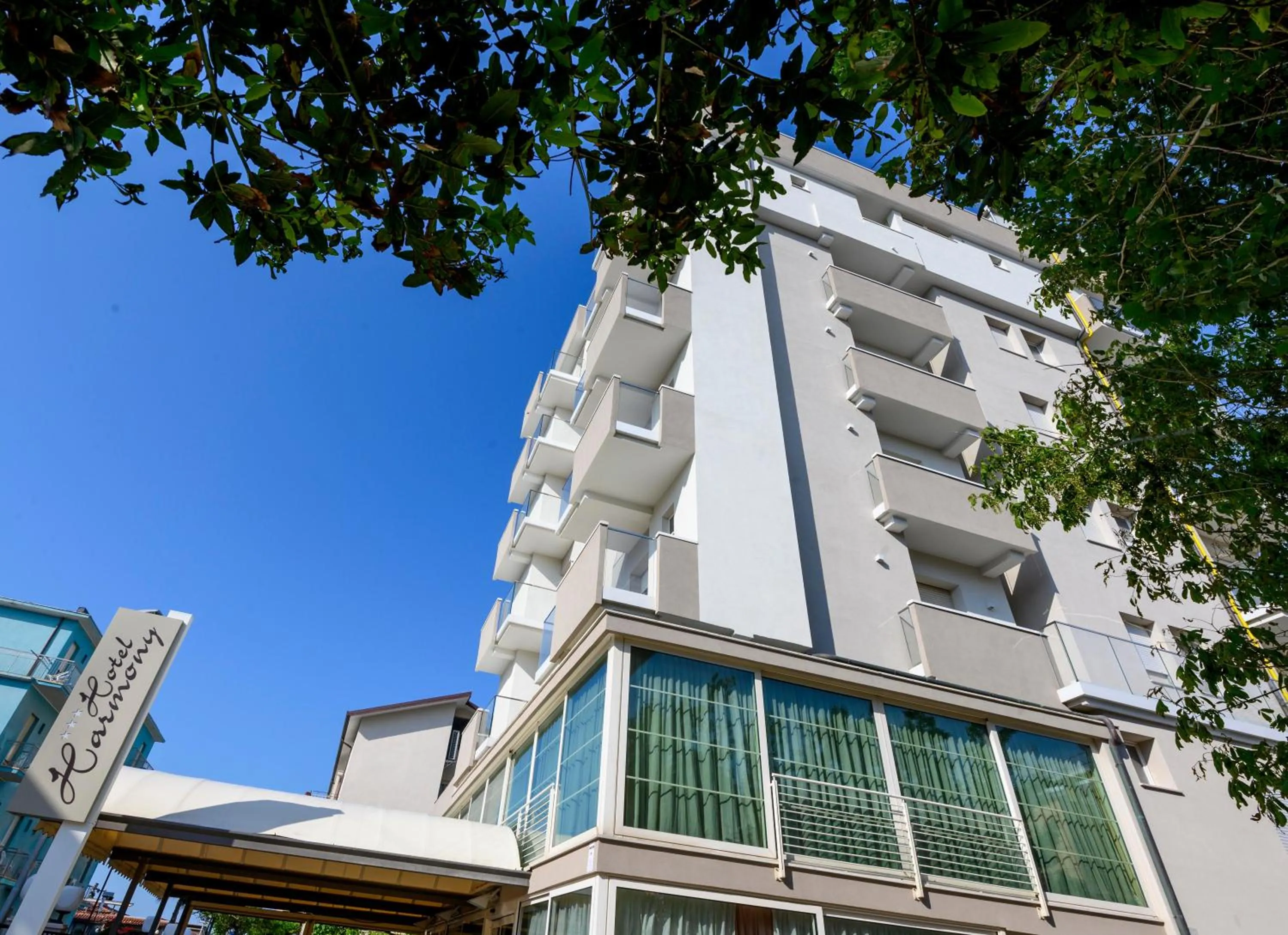 Property building in Hotel Harmony con Piscina panoramica