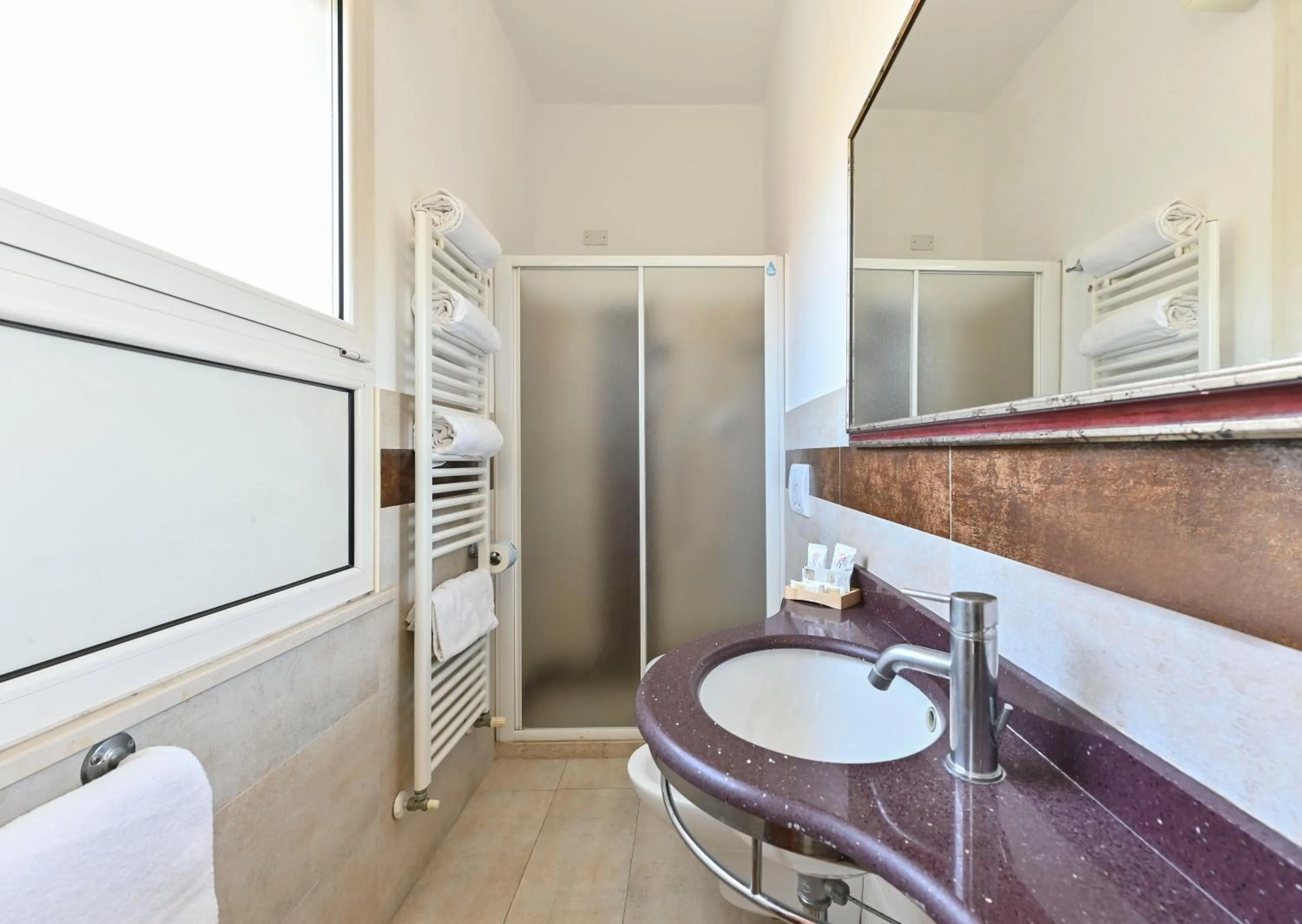 Bathroom in Hotel Harmony con Piscina panoramica