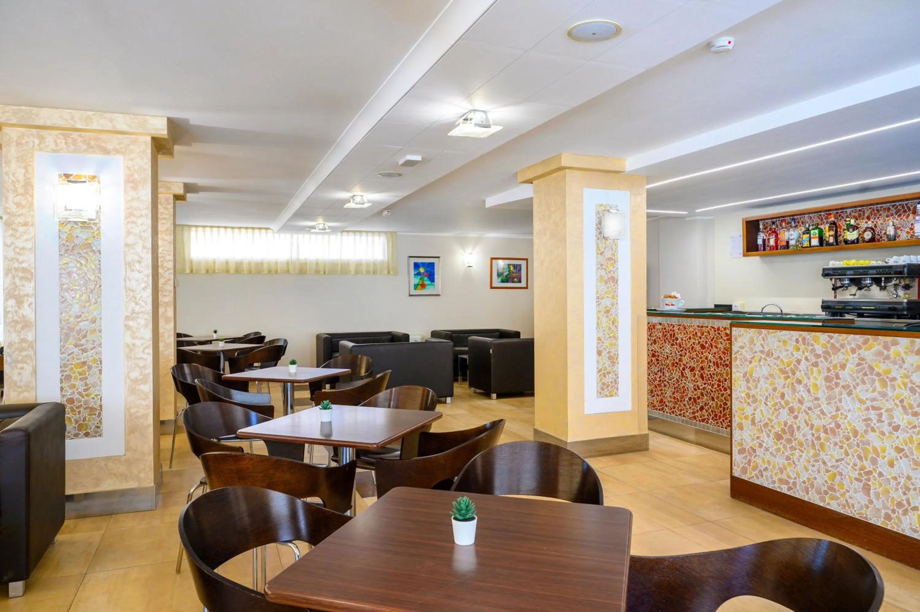 Lounge or bar in Hotel Harmony con Piscina panoramica