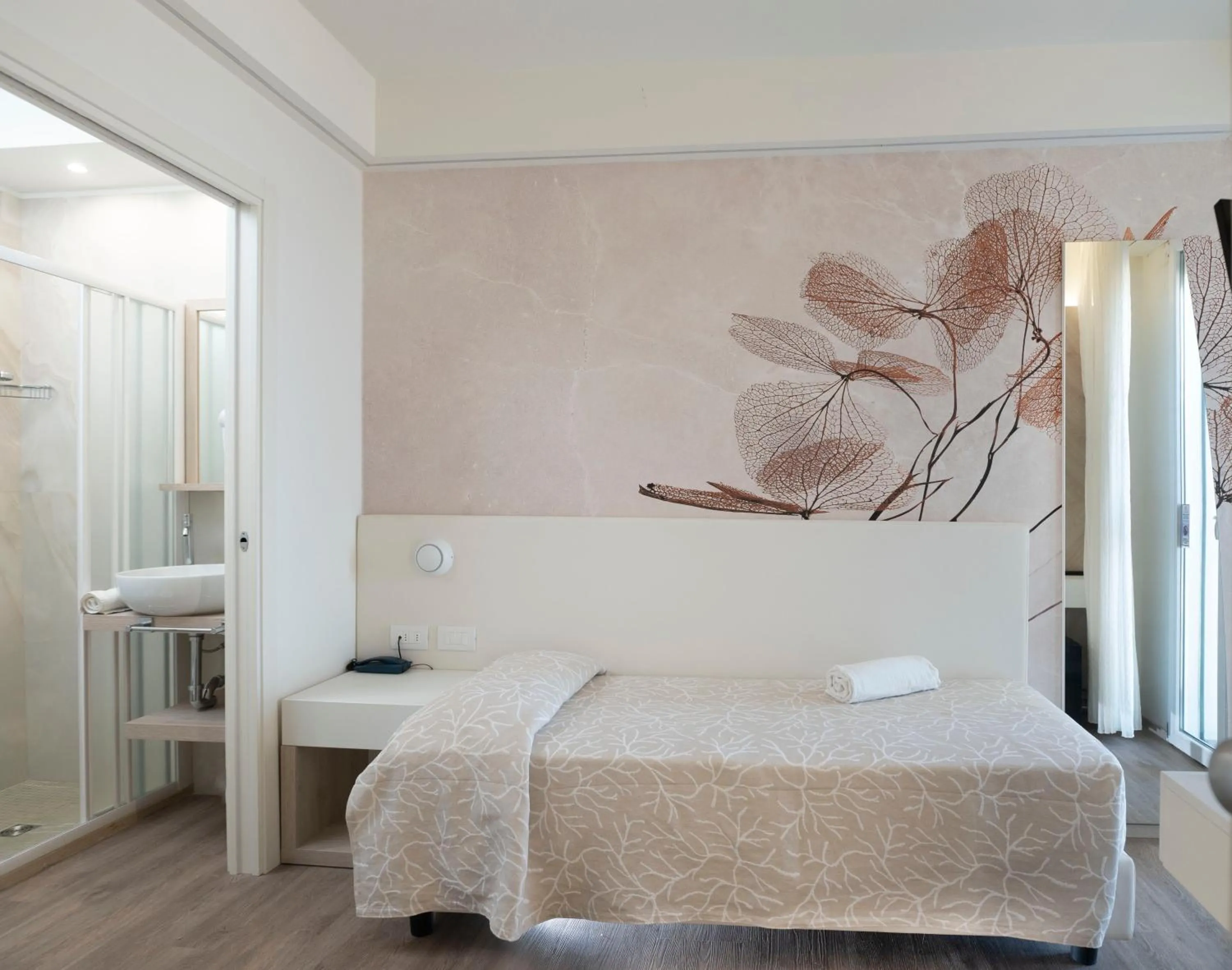 Bedroom, Bed in Hotel Harmony con Piscina panoramica