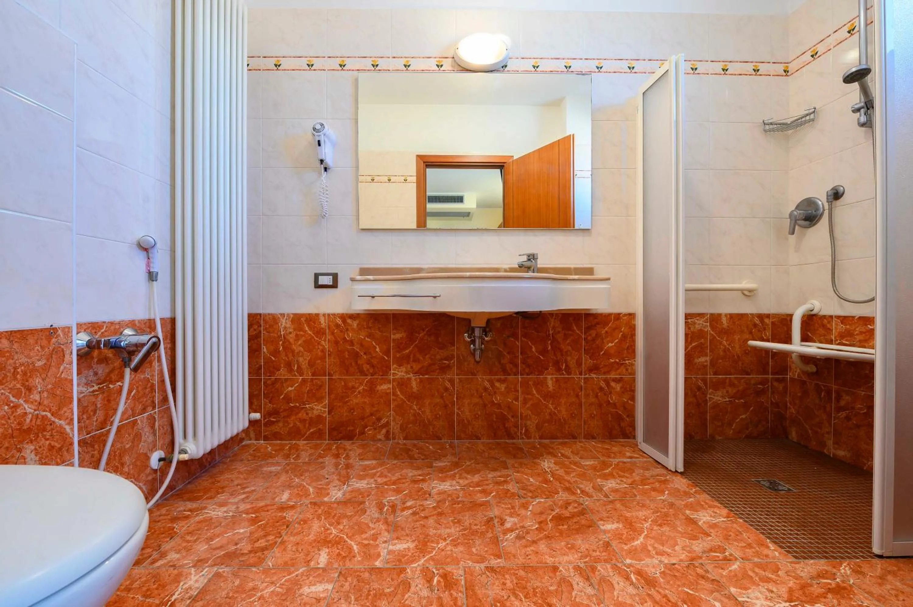 Bathroom in Hotel Harmony con Piscina panoramica