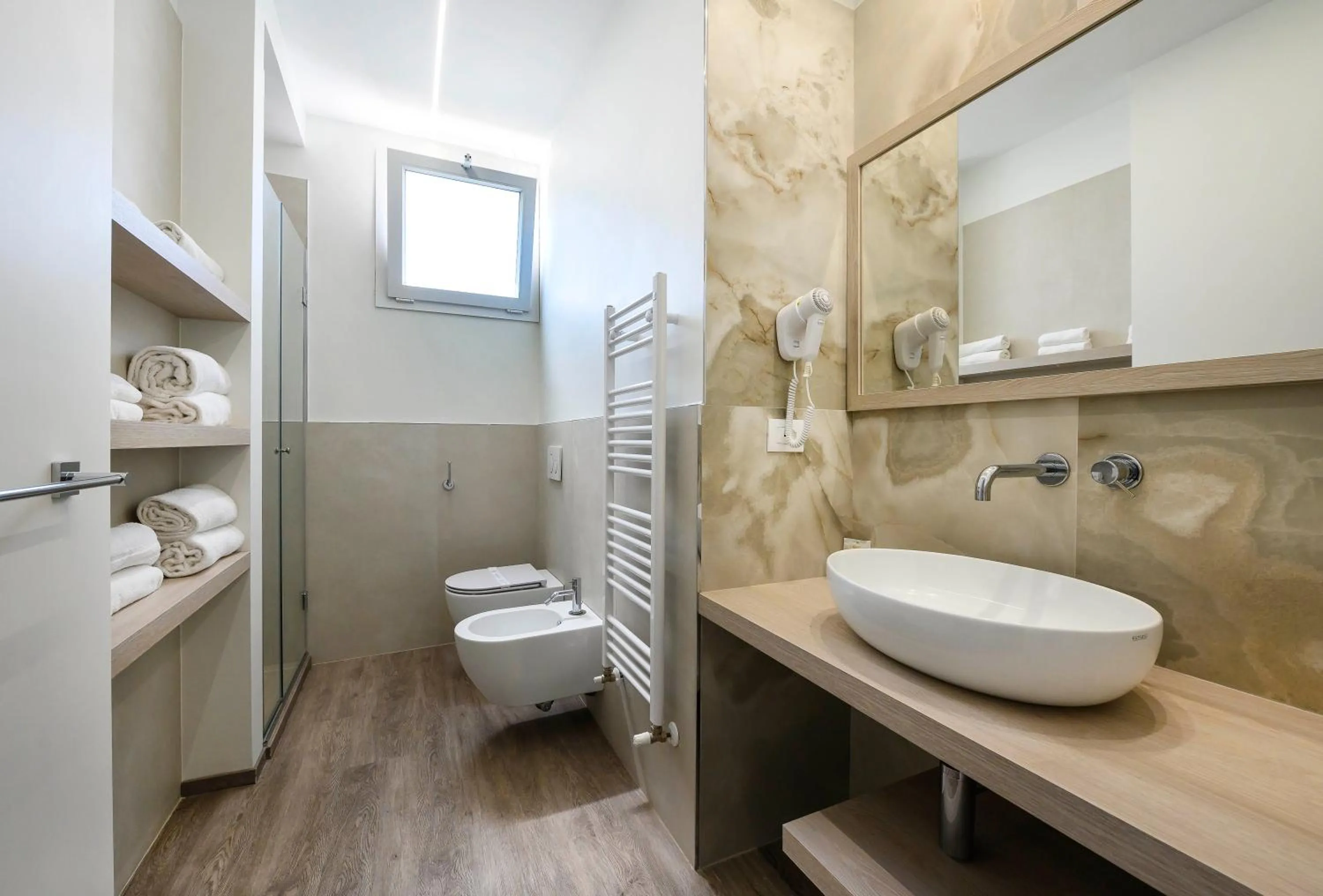 Bathroom in Hotel Harmony con Piscina panoramica