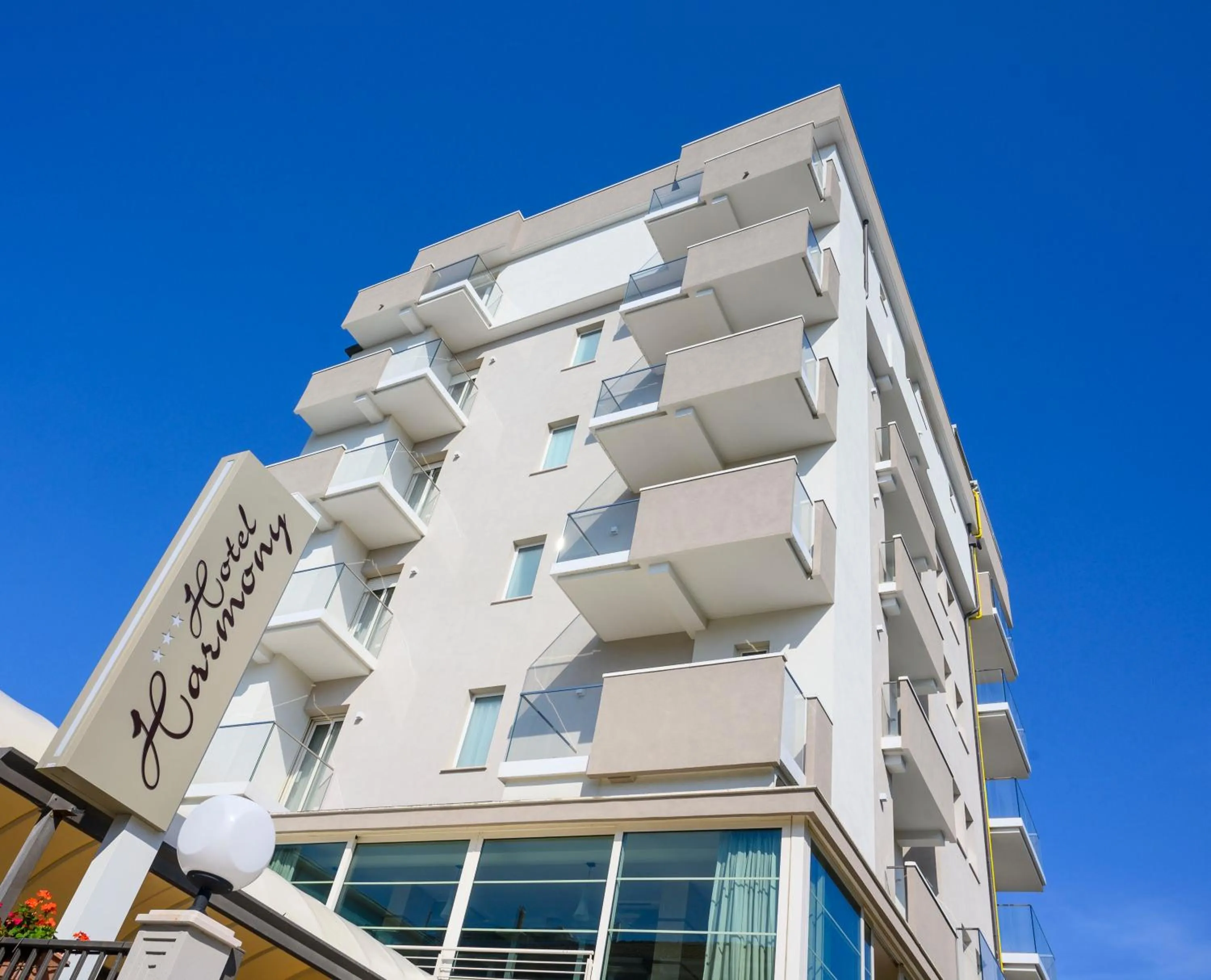 Property building in Hotel Harmony con Piscina panoramica