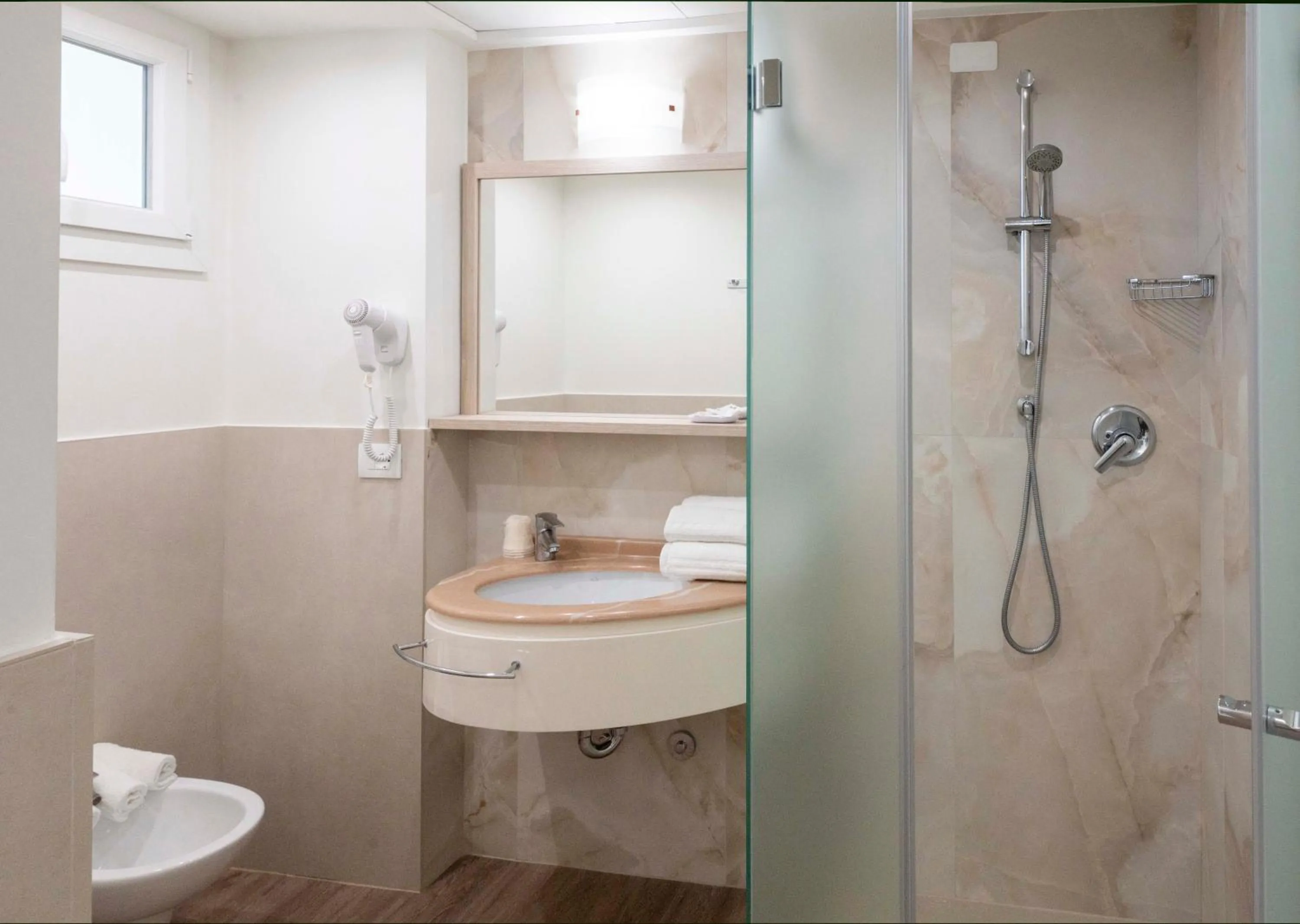 Bathroom in Hotel Harmony con Piscina panoramica