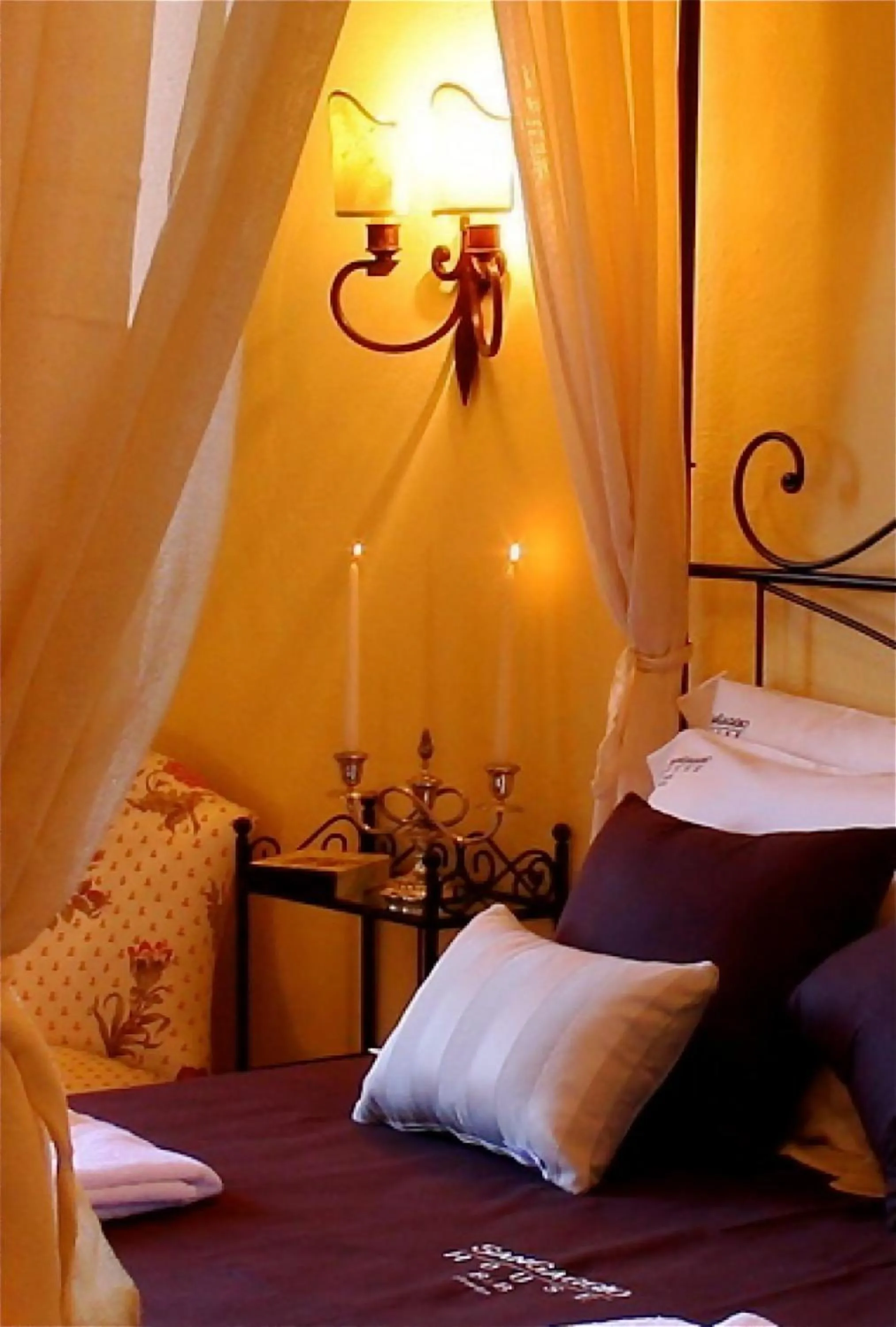 Decorative detail, Bed in Sangaggio House B&B