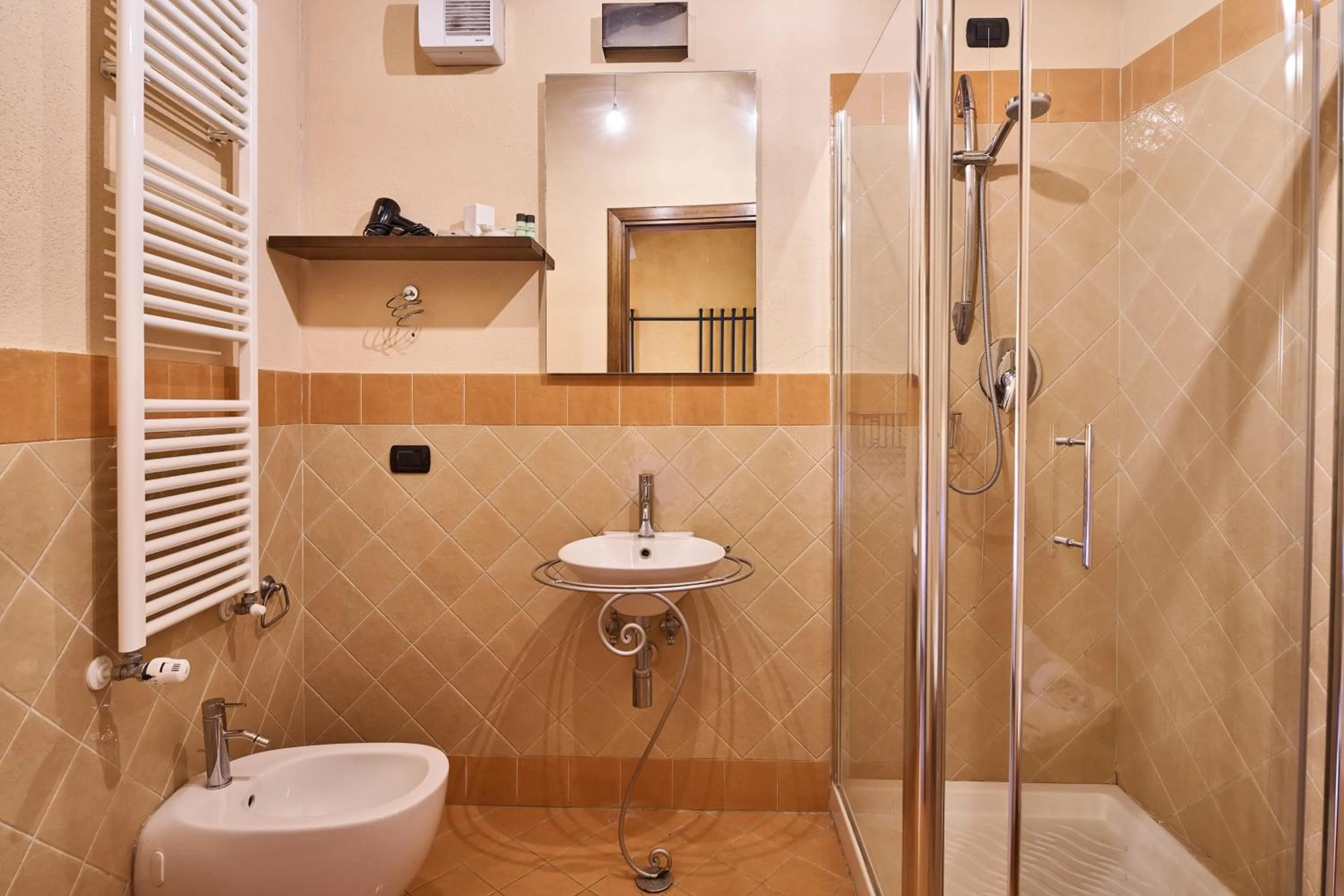 Shower in Borgo San Giusto