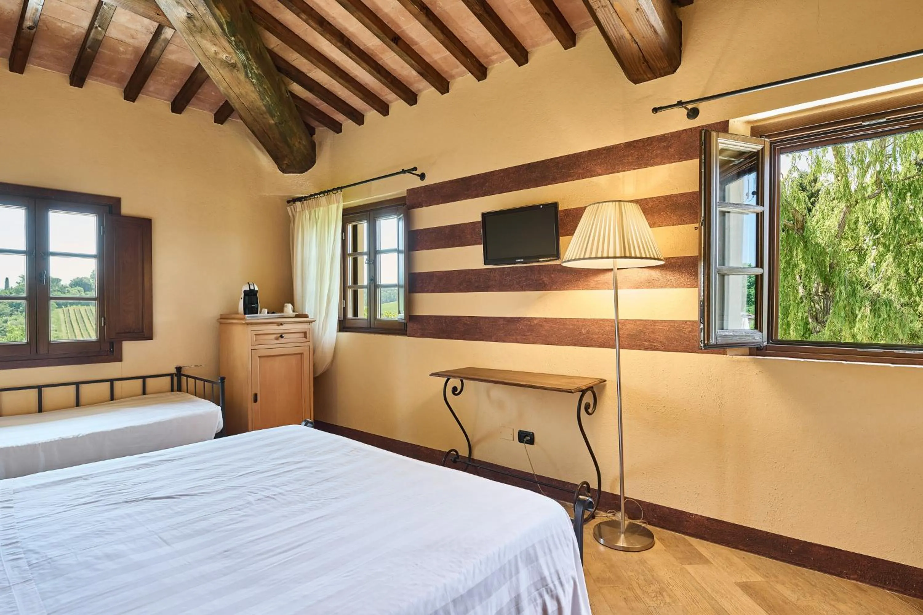View (from property/room), Bed in Borgo San Giusto