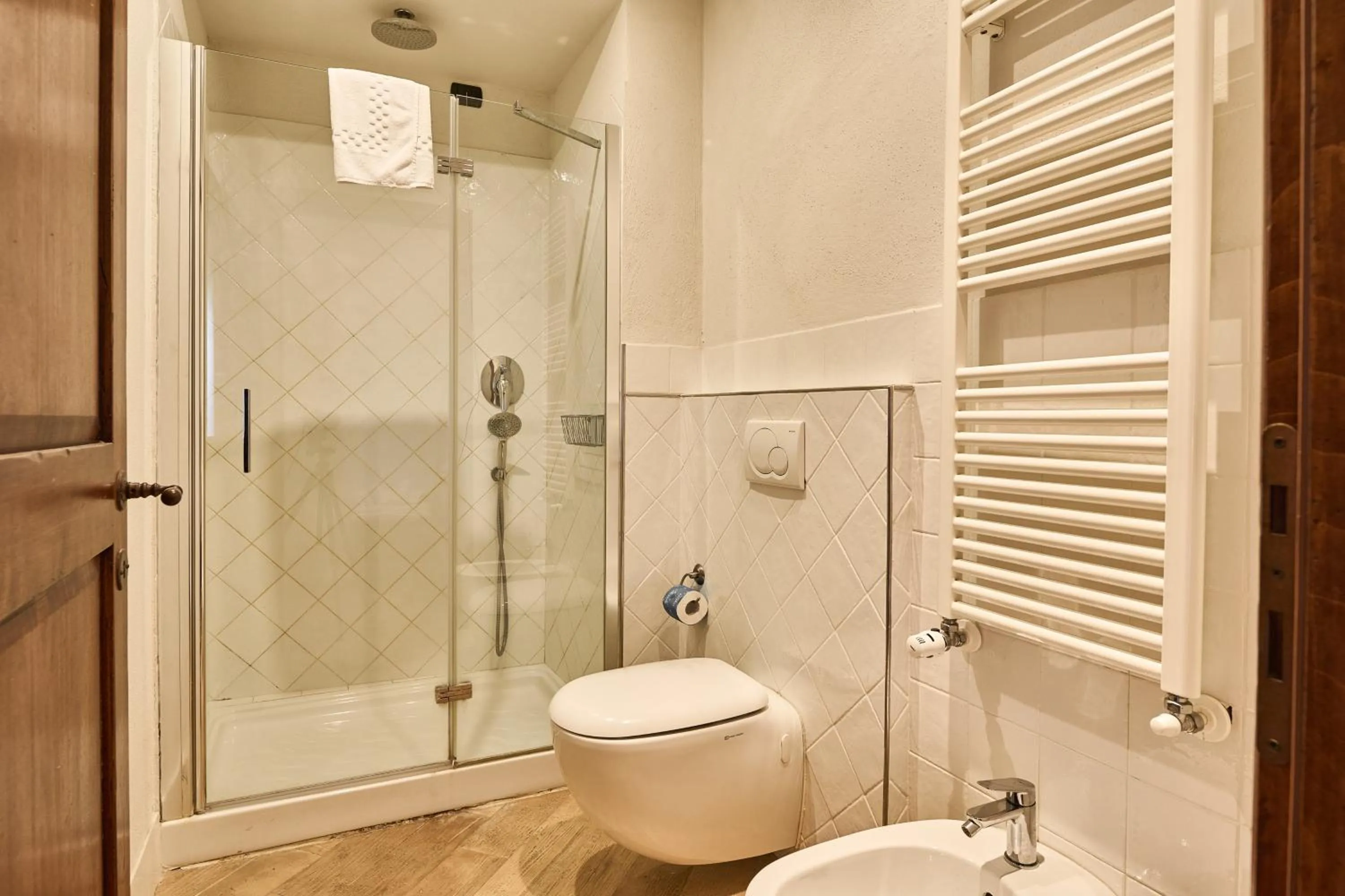 Shower in Borgo San Giusto