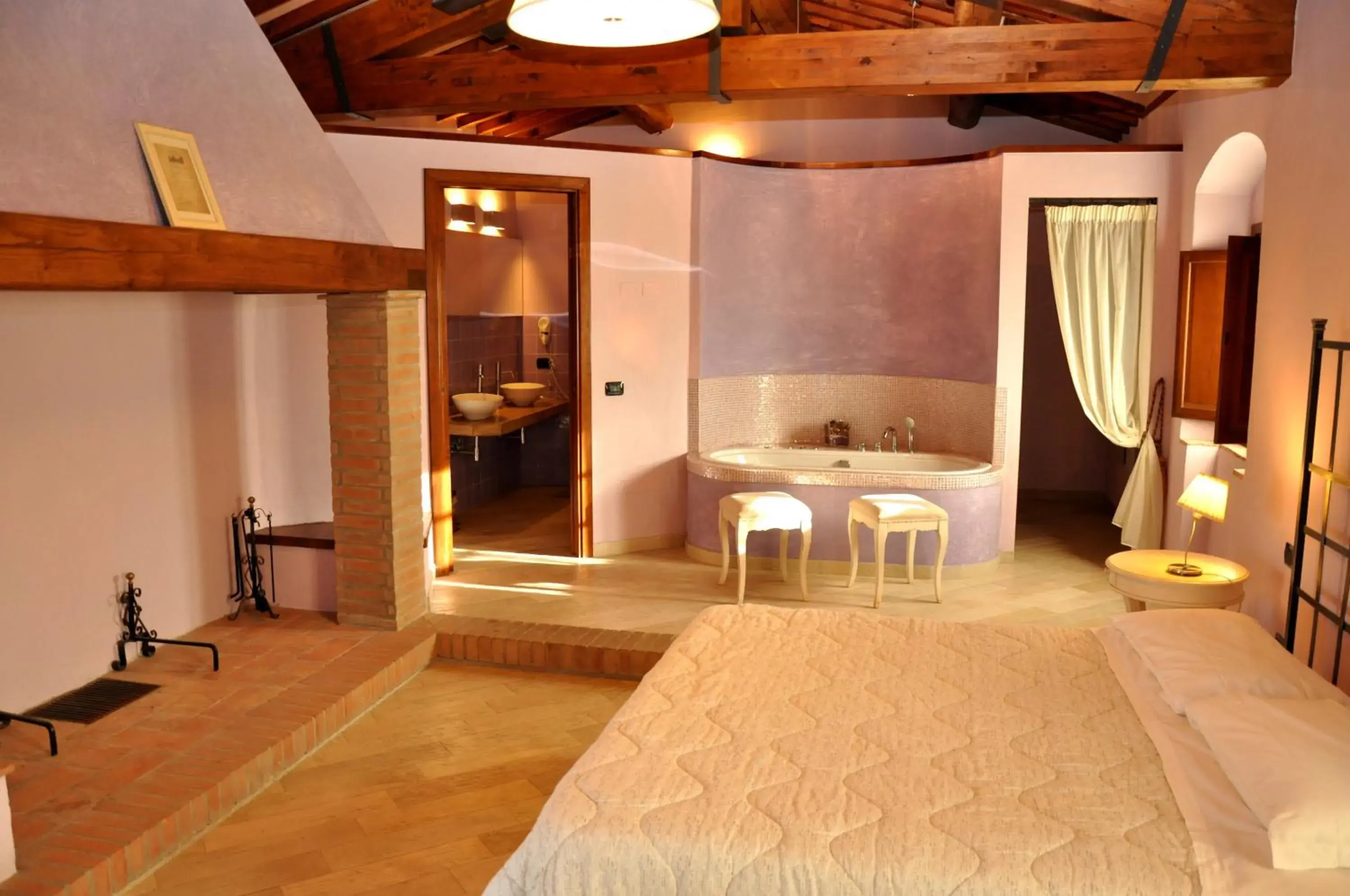 Suite with Whirlpool in Borgo San Giusto Suite with Whirlpool in Borgo San Giusto