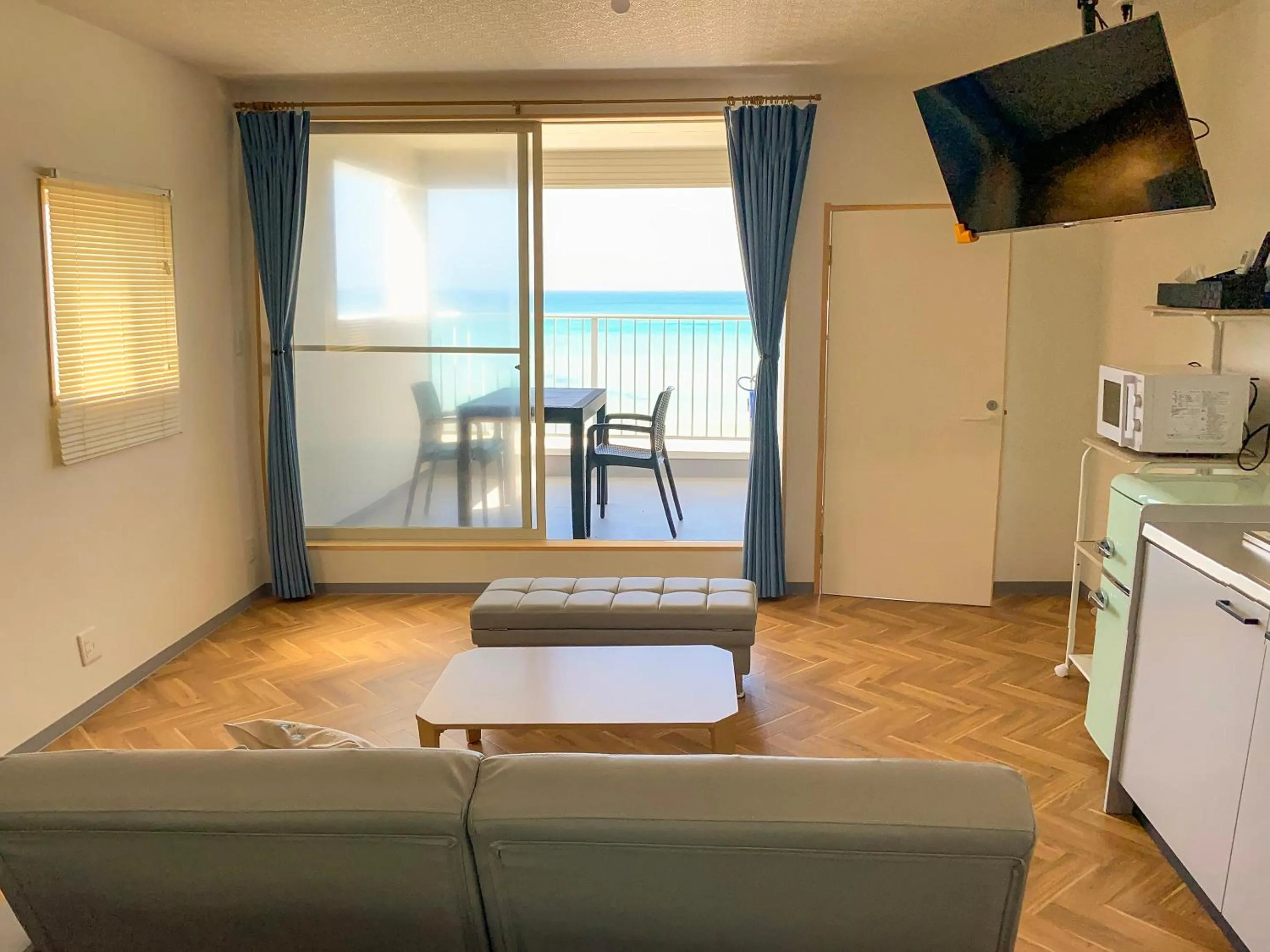 Photo of the whole room in Sea Breeze 1987