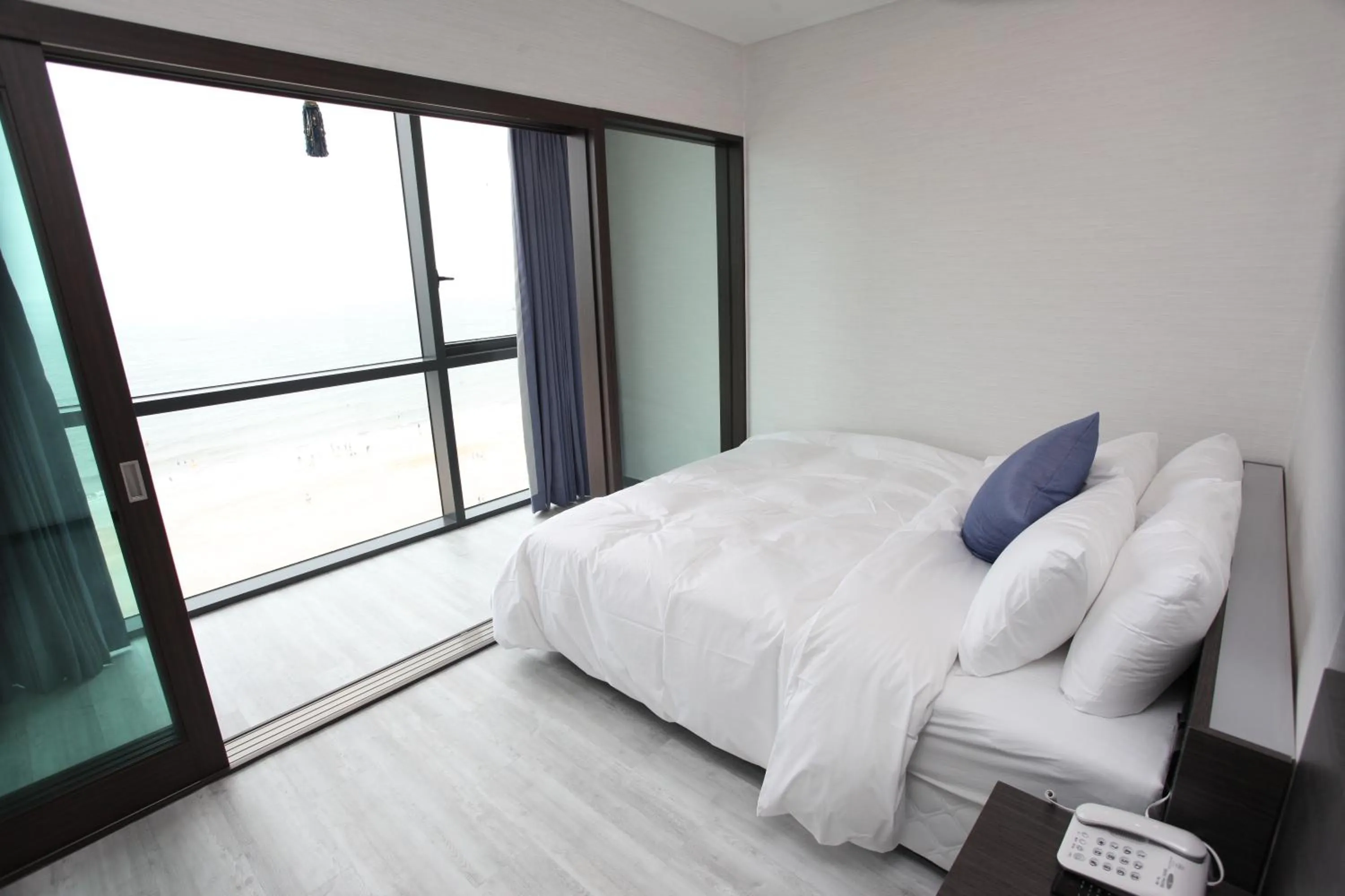 Communal lounge/ TV room, Bed in Hotel Wooyeon Flora