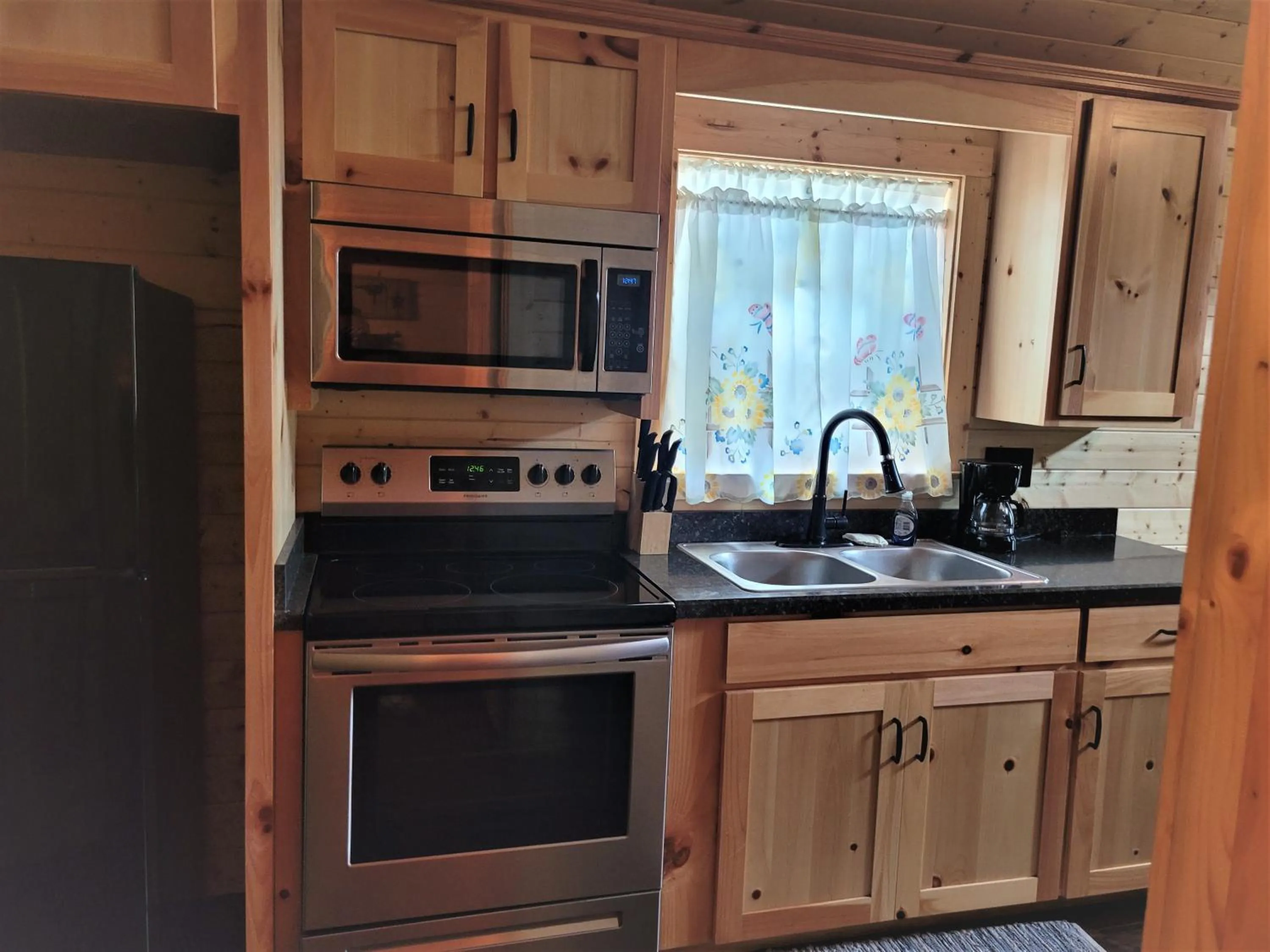 Coffee/tea facilities in Al's Hideaway Cabin and RV Space, LLC