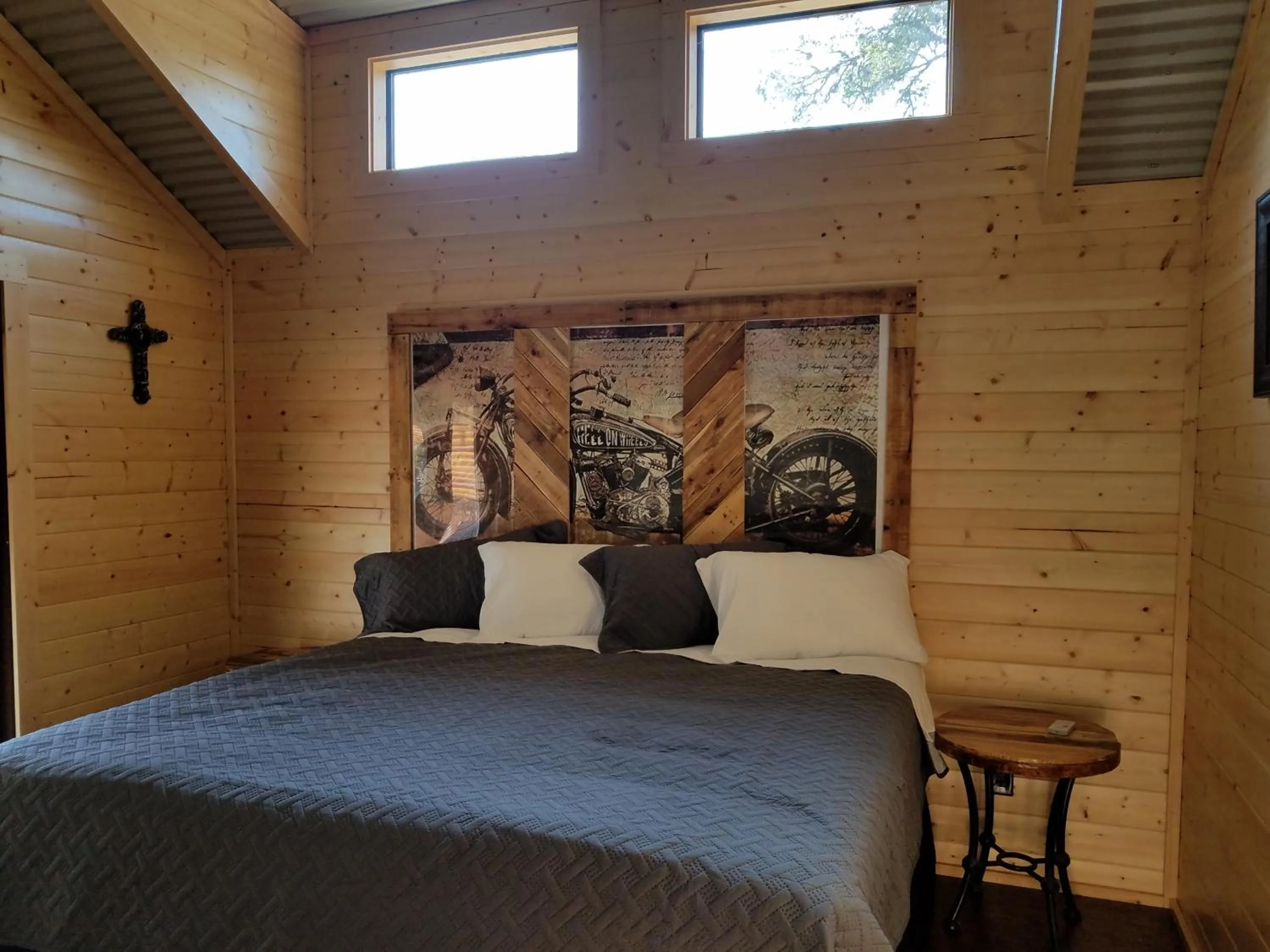 Bed in Al's Hideaway Cabin and RV Space, LLC