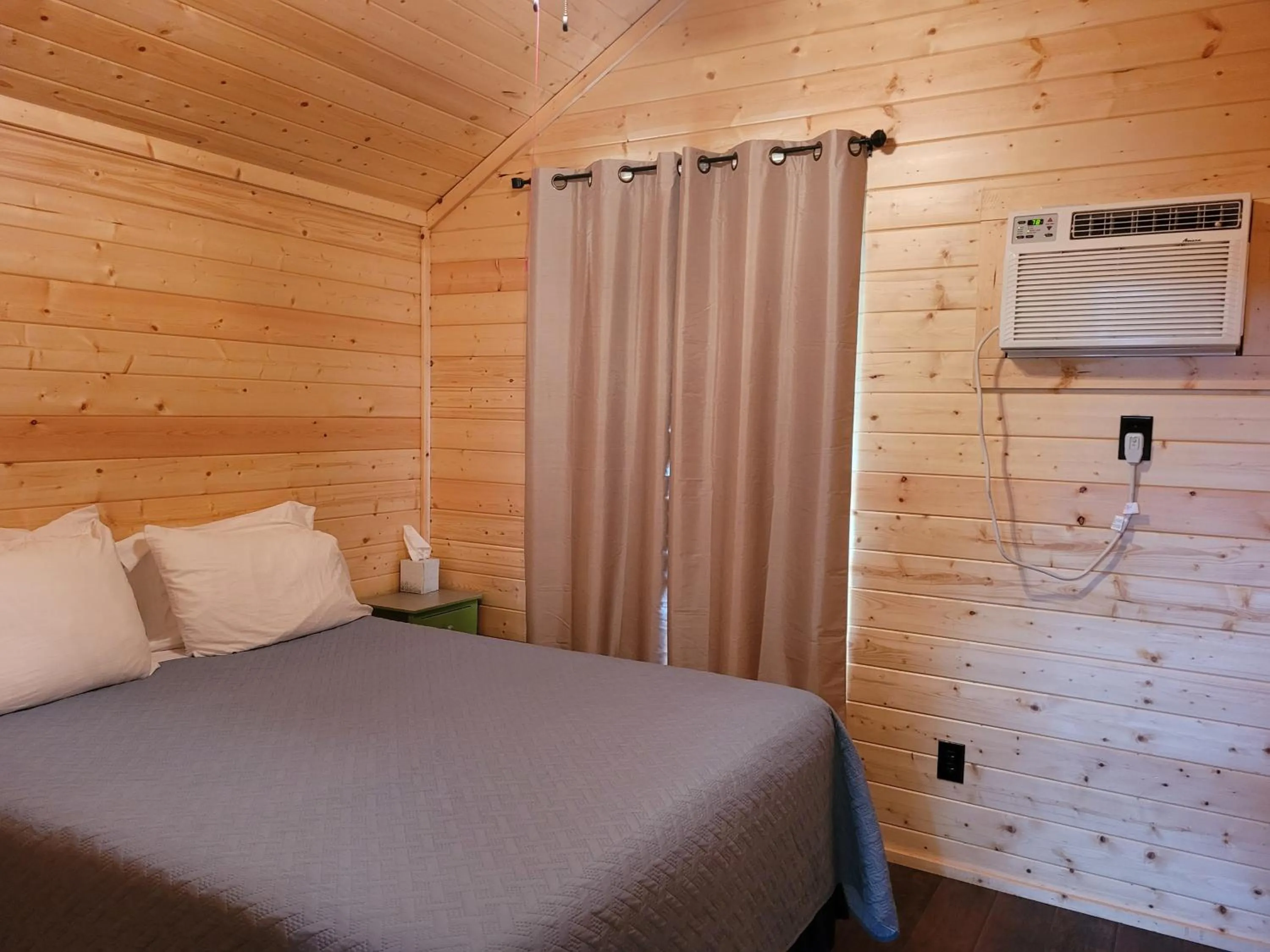Bedroom, Bed in Al's Hideaway Cabin and RV Space, LLC