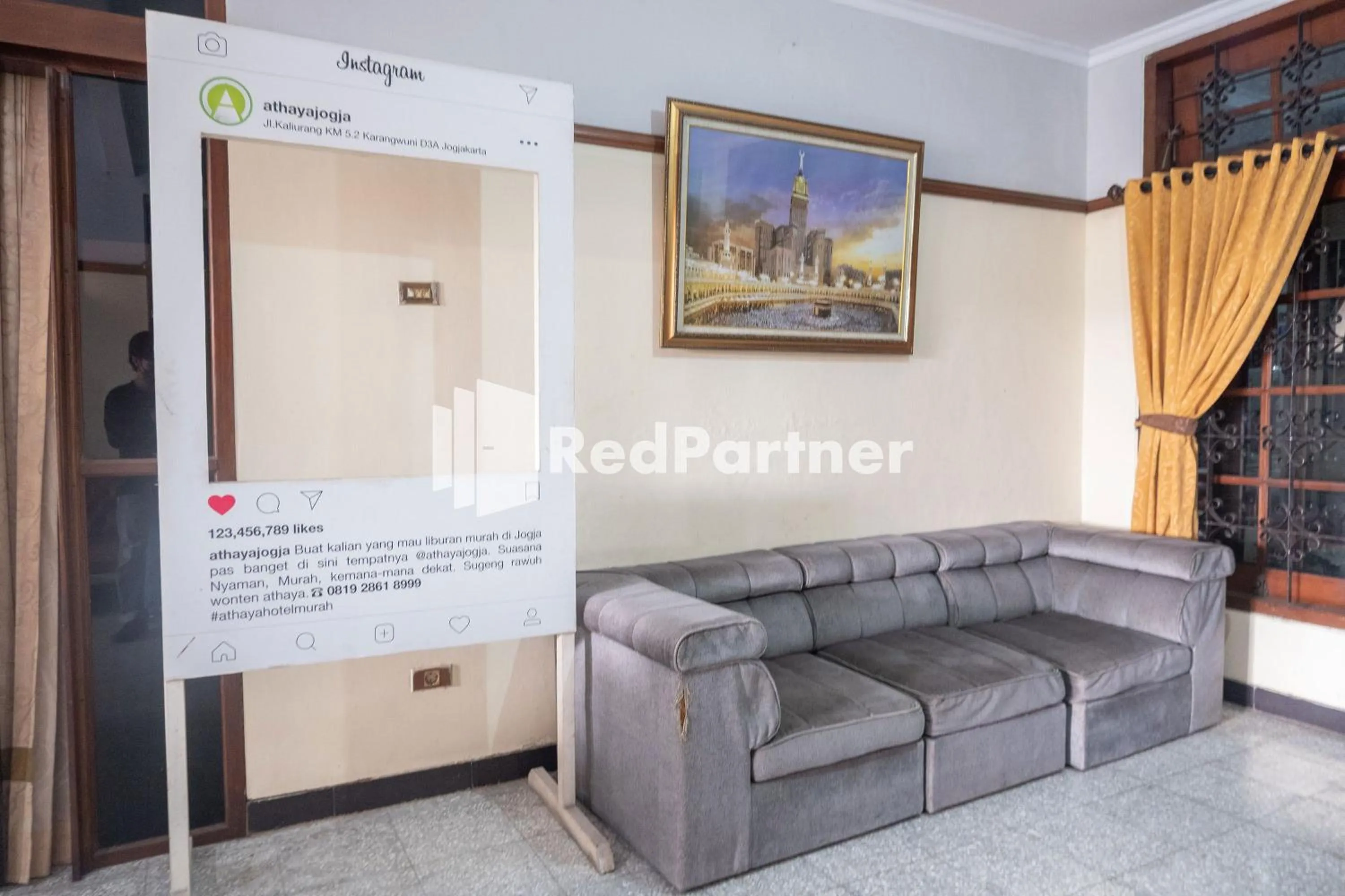 Living room in Athaya Hotel Syariah near UGM Yogyakarta Mitra RedDoorz