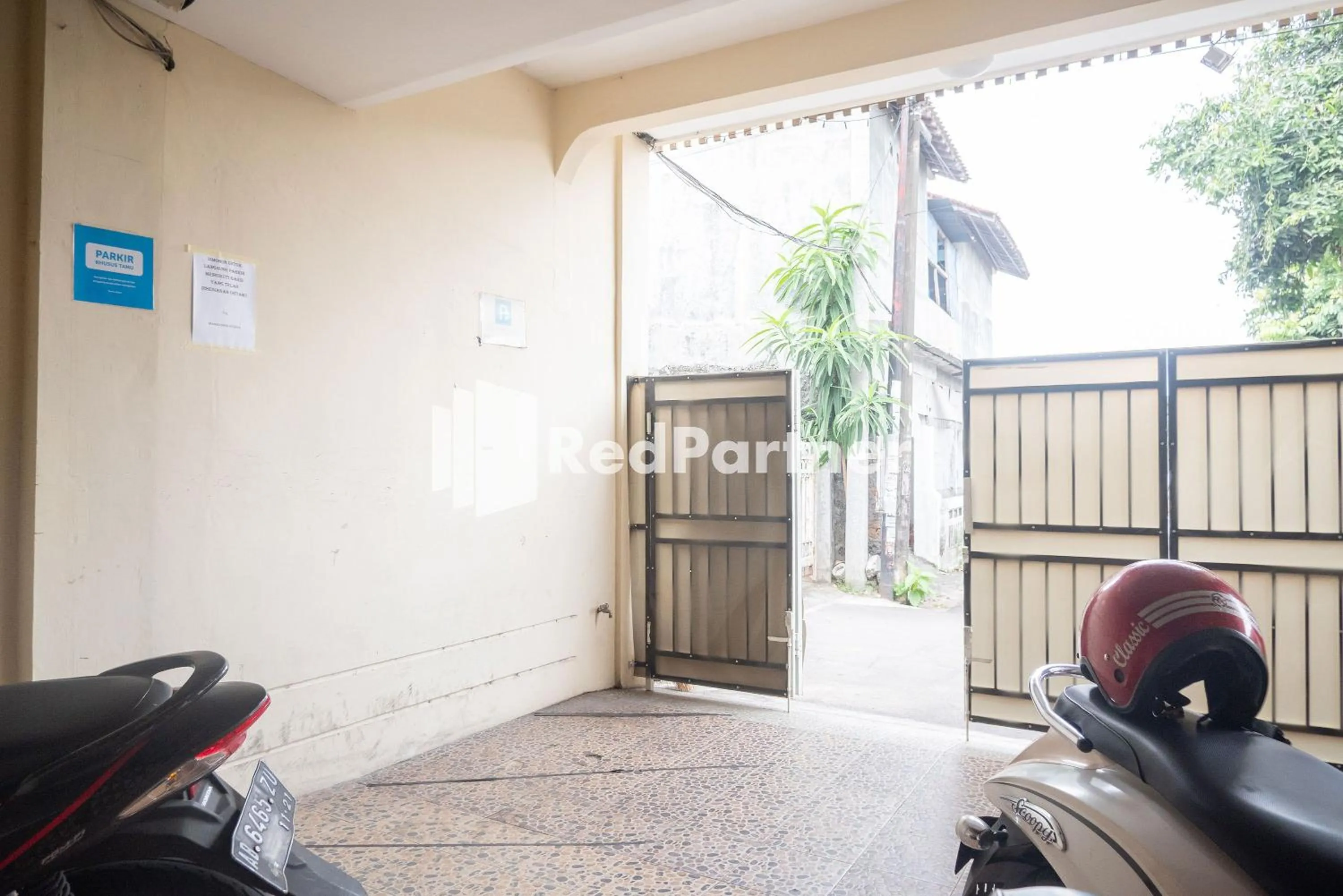 Facade/entrance in Athaya Hotel Syariah near UGM Yogyakarta Mitra RedDoorz