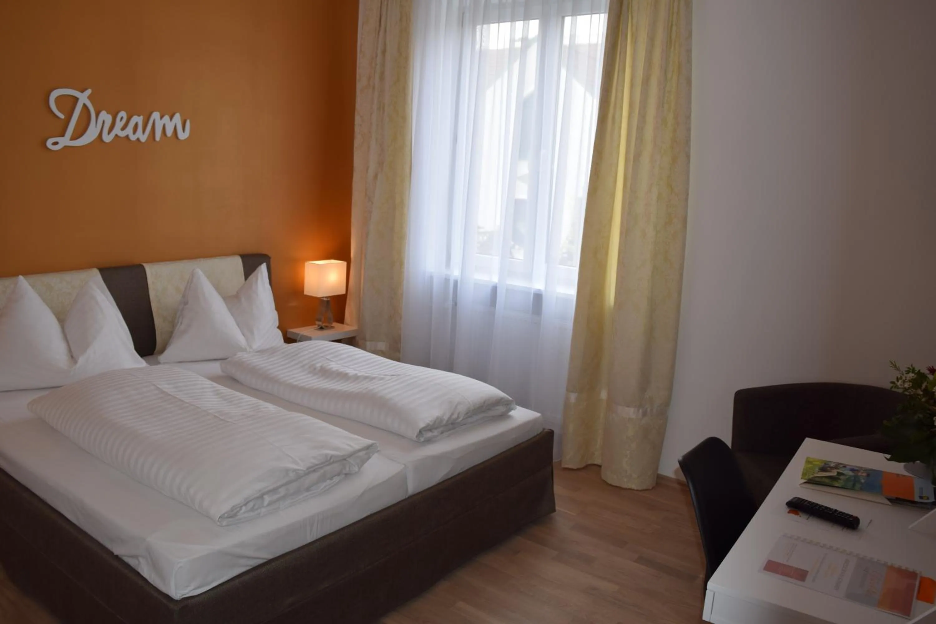 Photo of the whole room, Bed in Stadthotel Gürtler