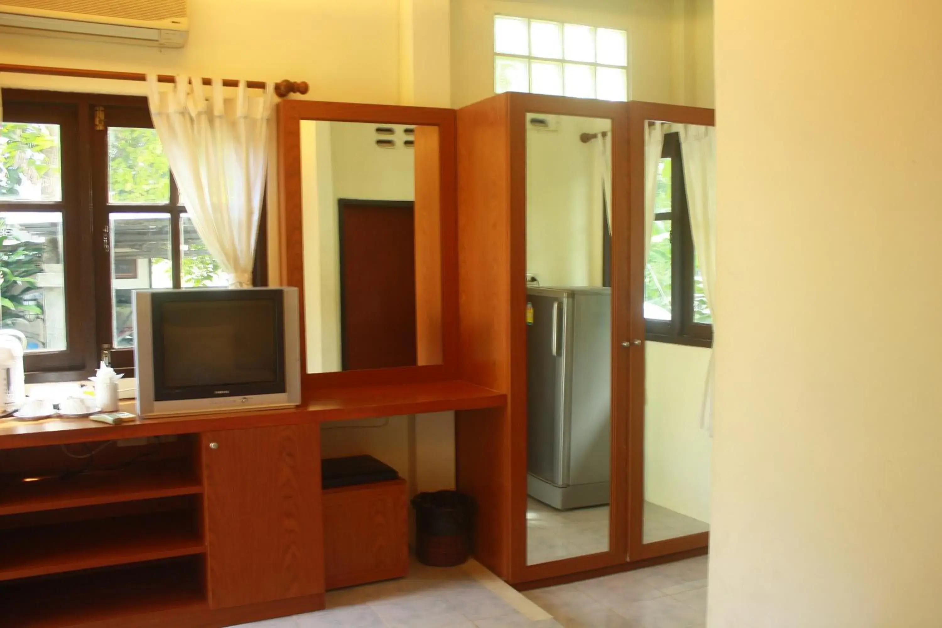 Budget Double Room in Samui Honey Backpacker Bungalow Budget Double Room in Samui Honey Backpacker Bungalow