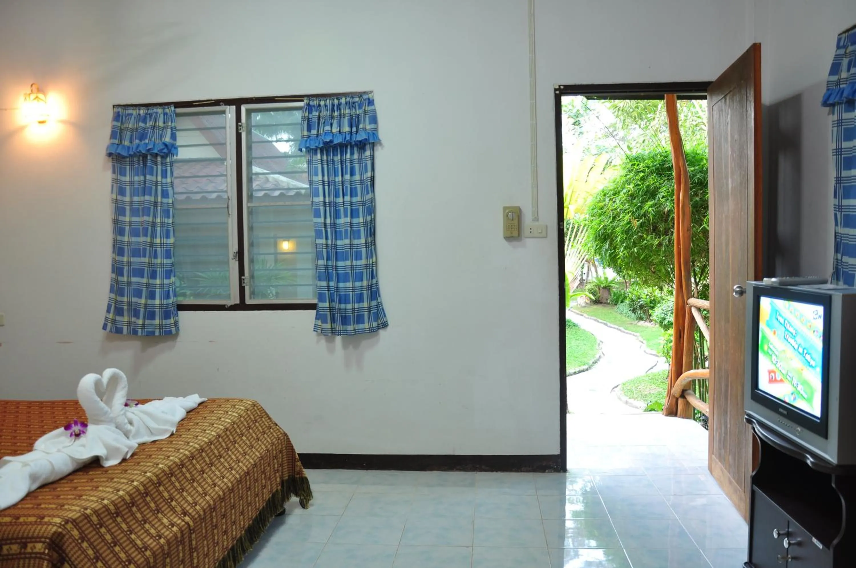 Bed in Samui Honey Backpacker Bungalow