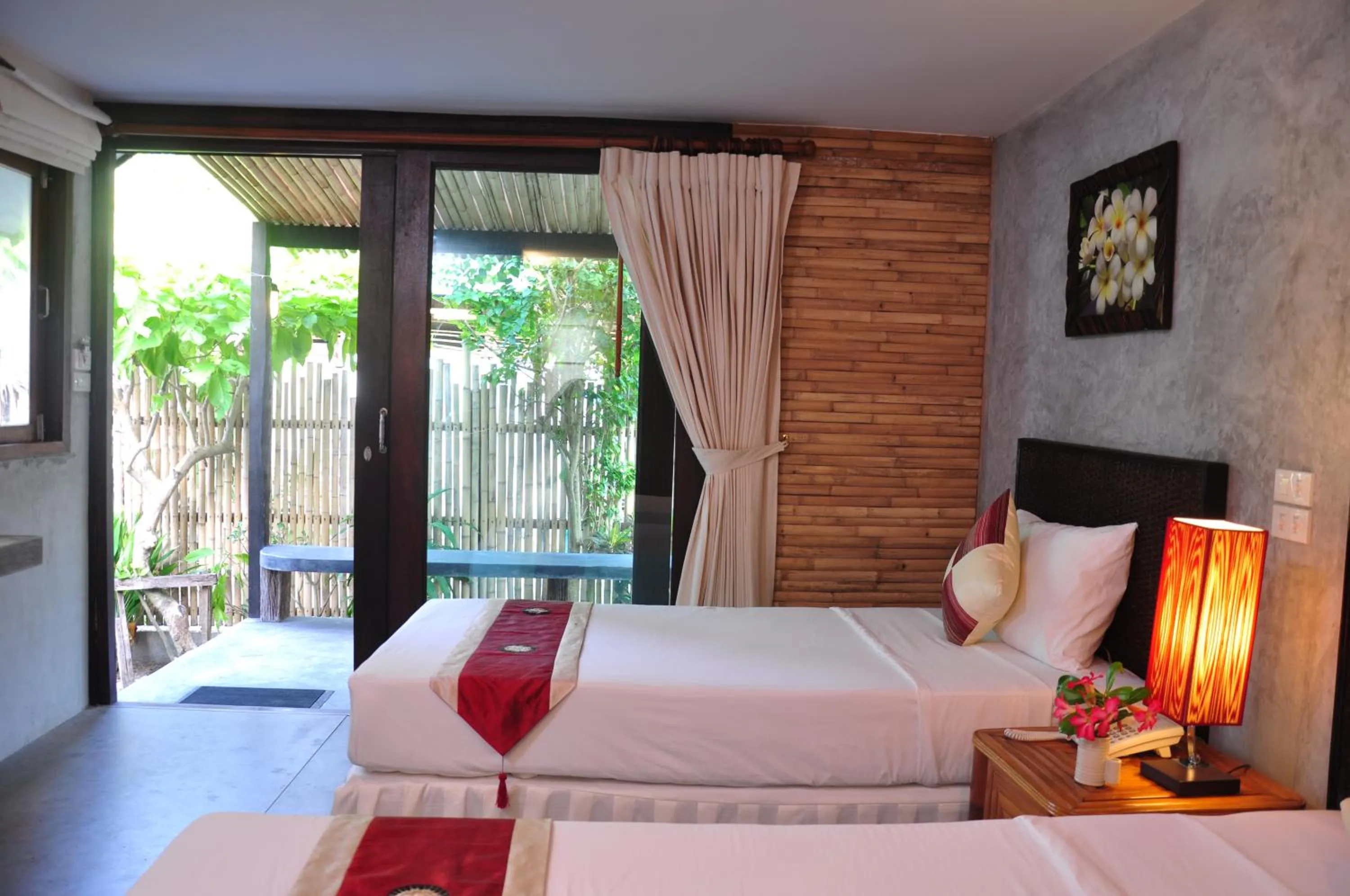 Bed in Samui Honey Backpacker Bungalow