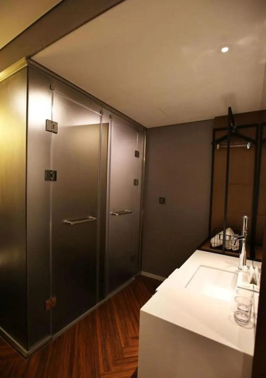 Bathroom in Londoner Hotel Gwangan