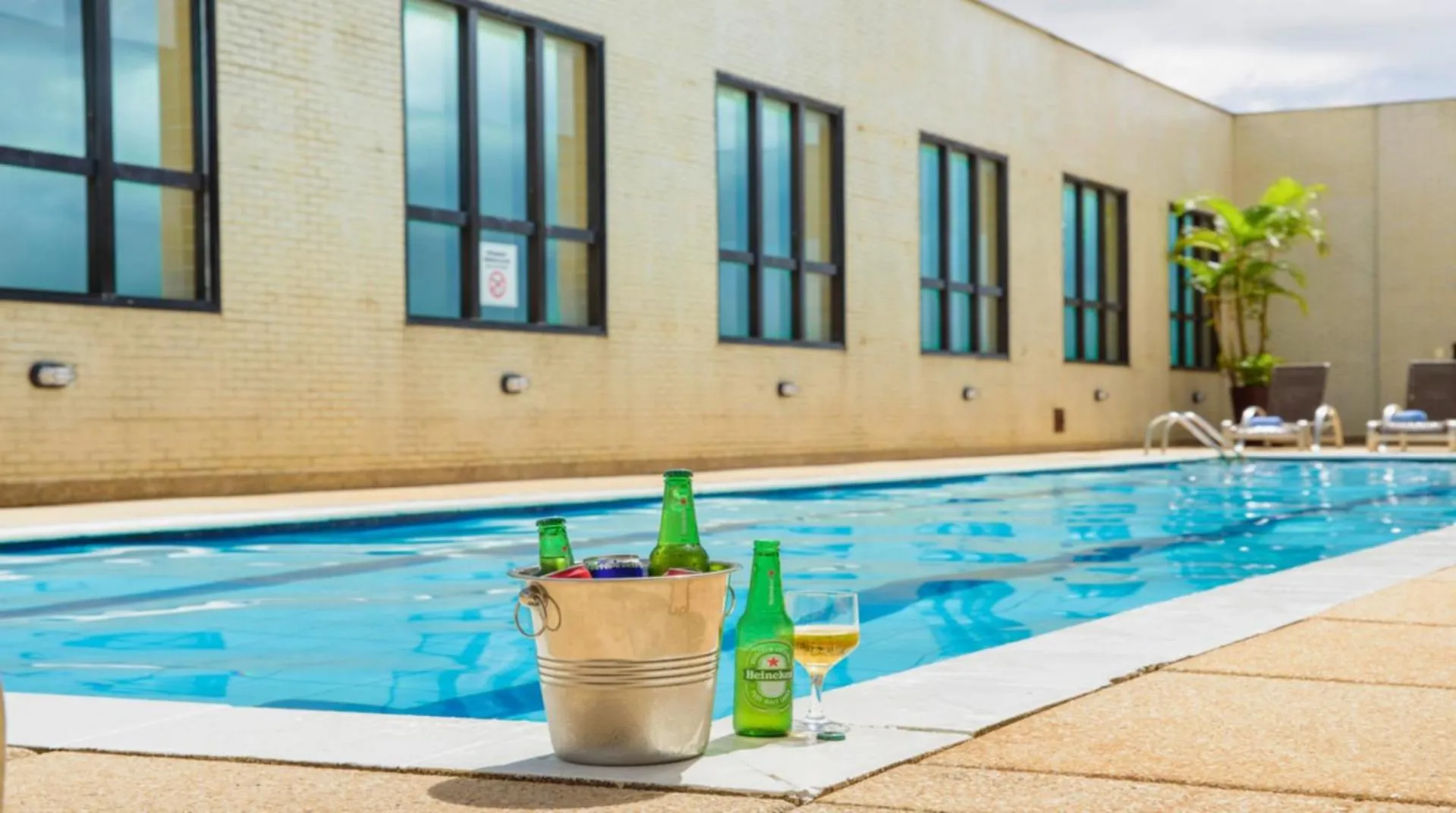 Swimming pool in Comfort Hotel Taguatinga