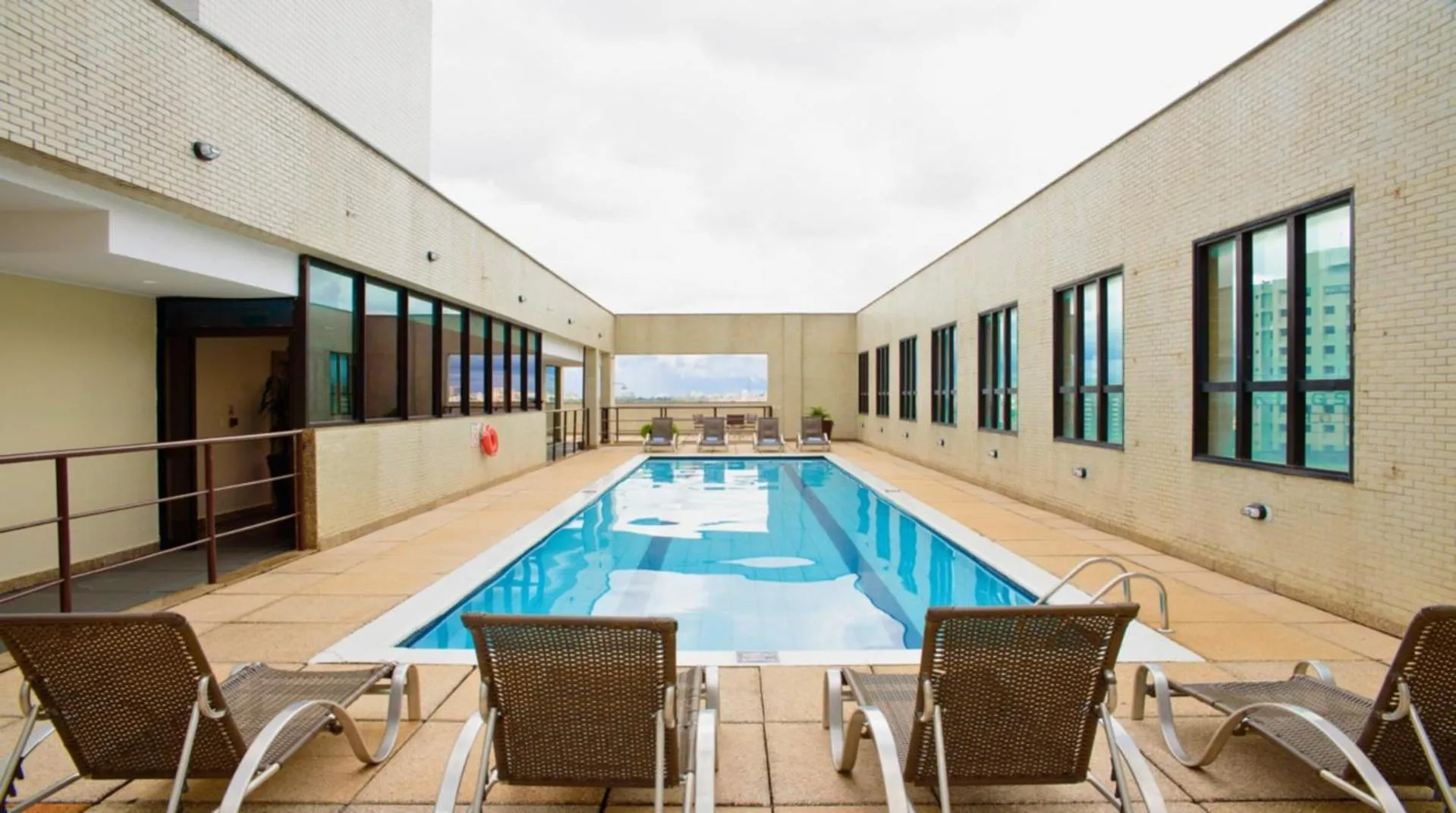 Swimming pool in Comfort Hotel Taguatinga
