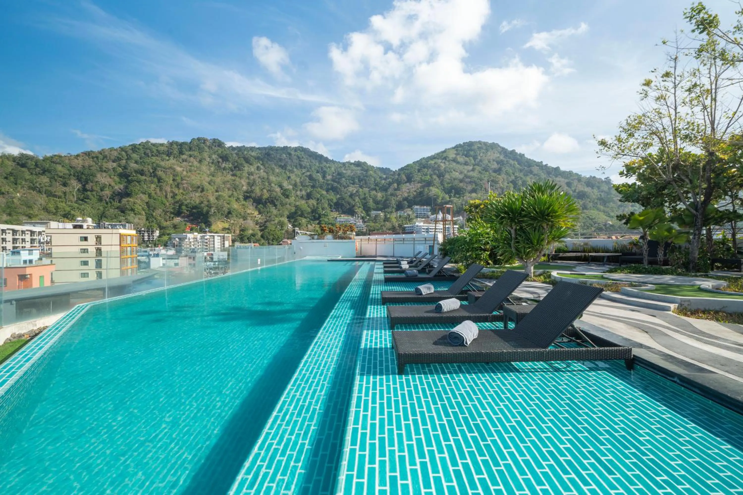 Swimming pool in Mercure Phuket Patong Journeyhub