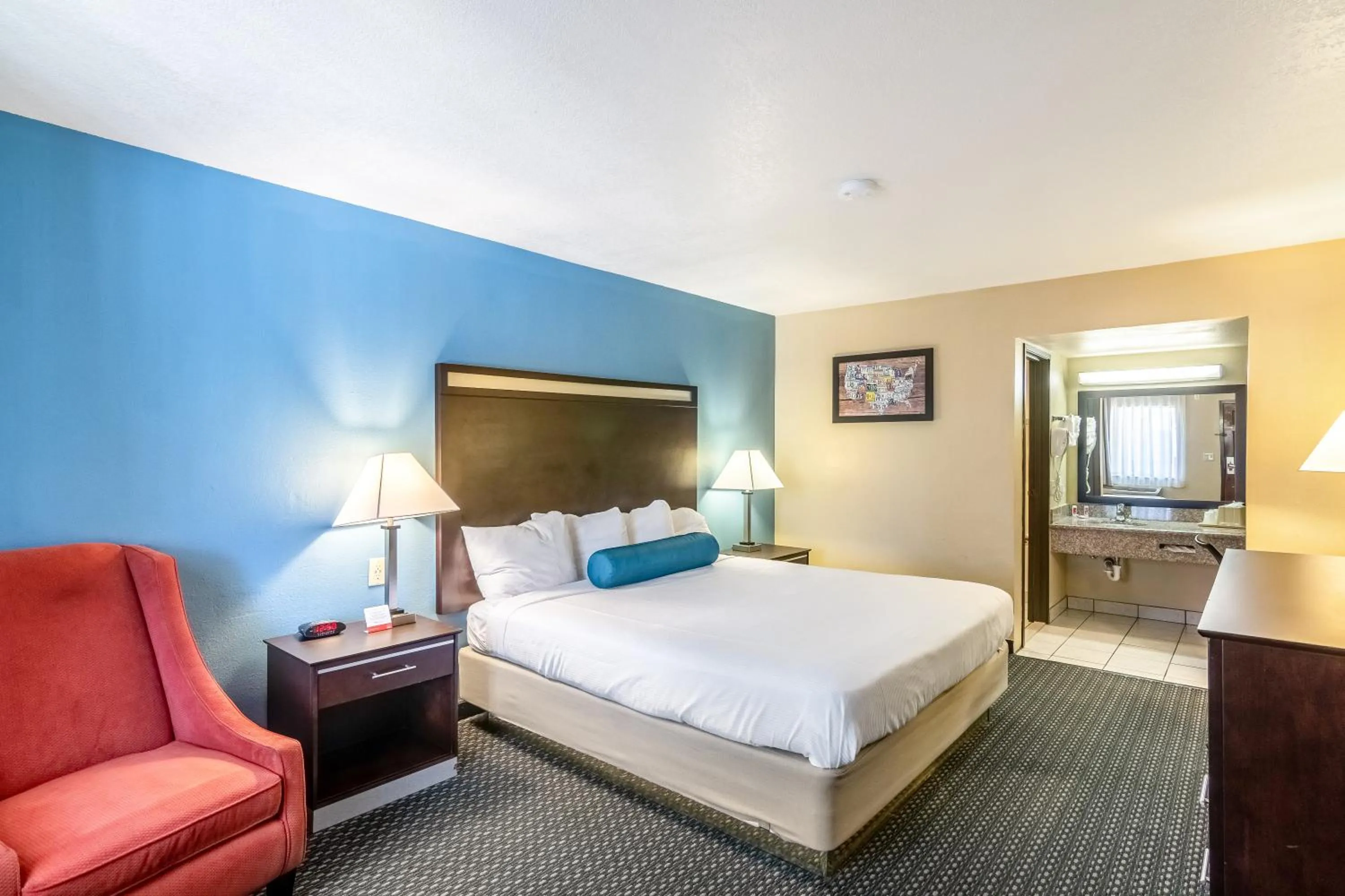 Photo of the whole room, Bed in Glenridge Inn Glendale - Pasadena