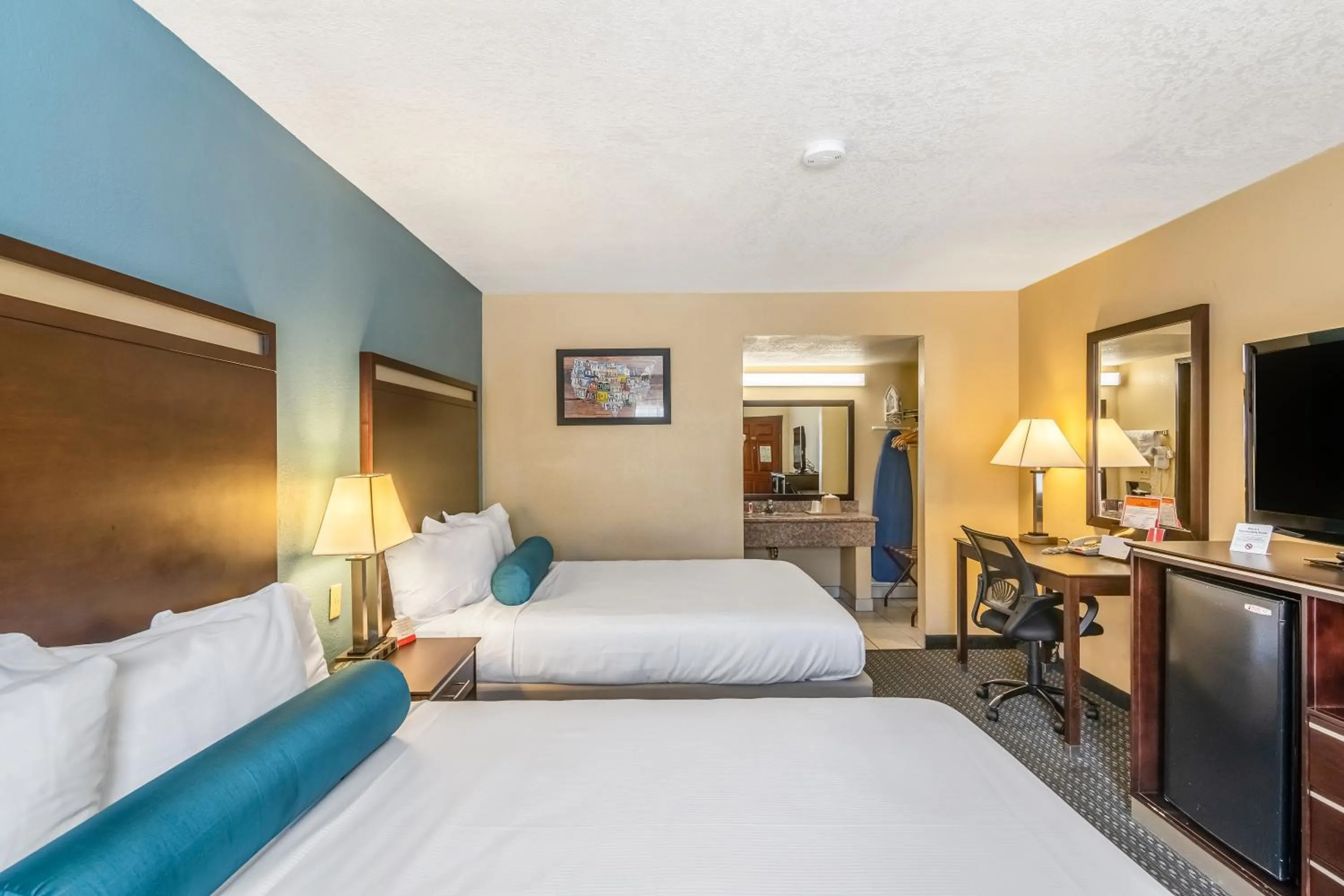 Photo of the whole room, Bed in Glenridge Inn Glendale - Pasadena