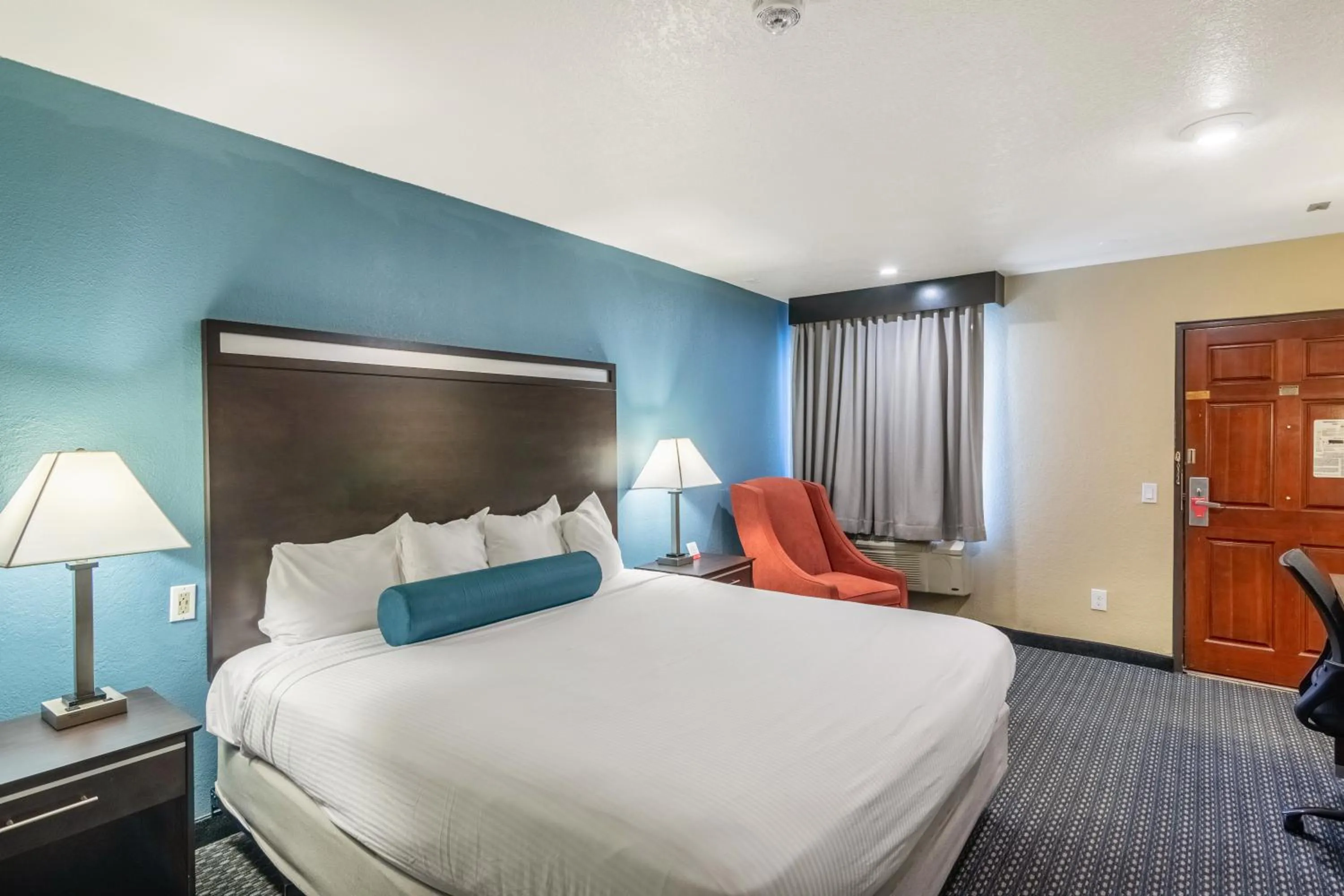 Bedroom, Bed in Glenridge Inn Glendale - Pasadena