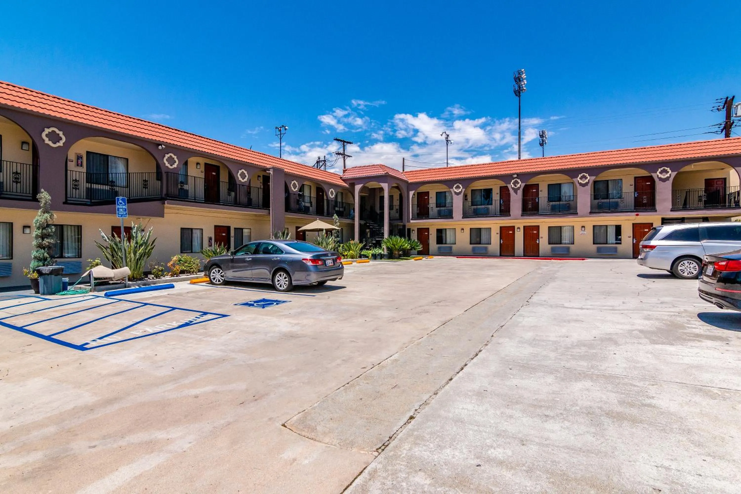 Property building in Glenridge Inn Glendale - Pasadena