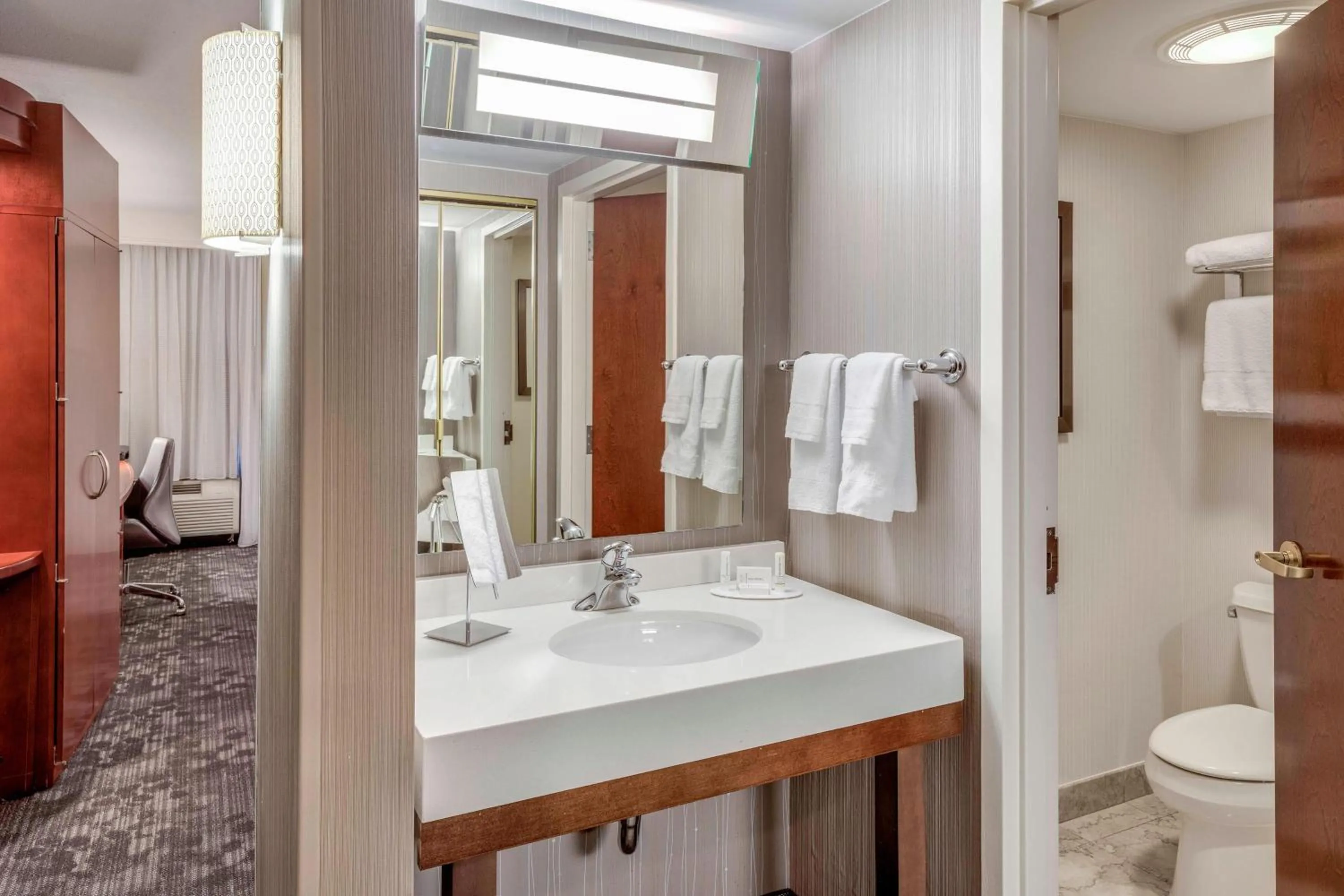 Bathroom in Courtyard by Marriot Cranbury South Brunswick