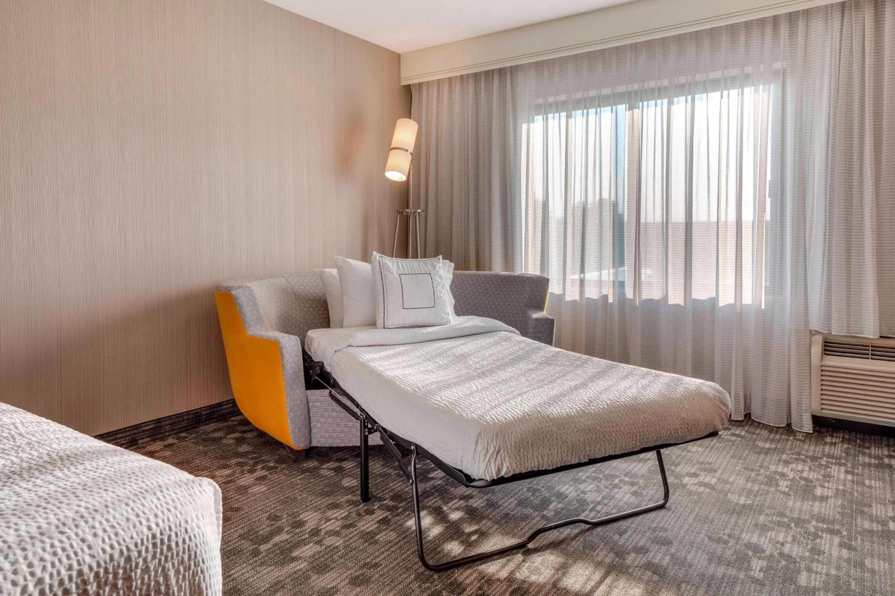 Photo of the whole room, Bed in Courtyard by Marriot Cranbury South Brunswick