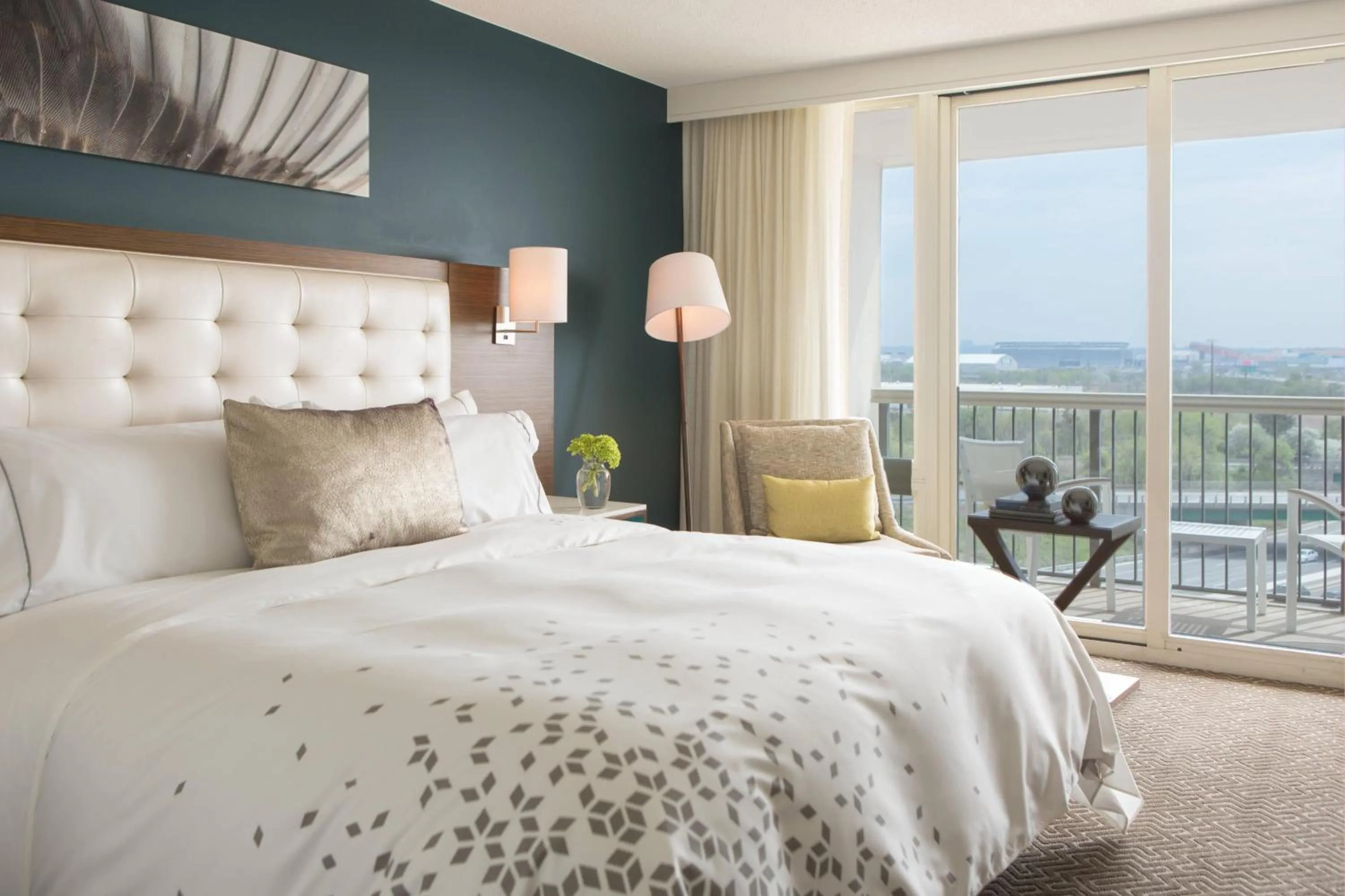 Photo of the whole room, Bed in Renaissance Meadowlands Hotel