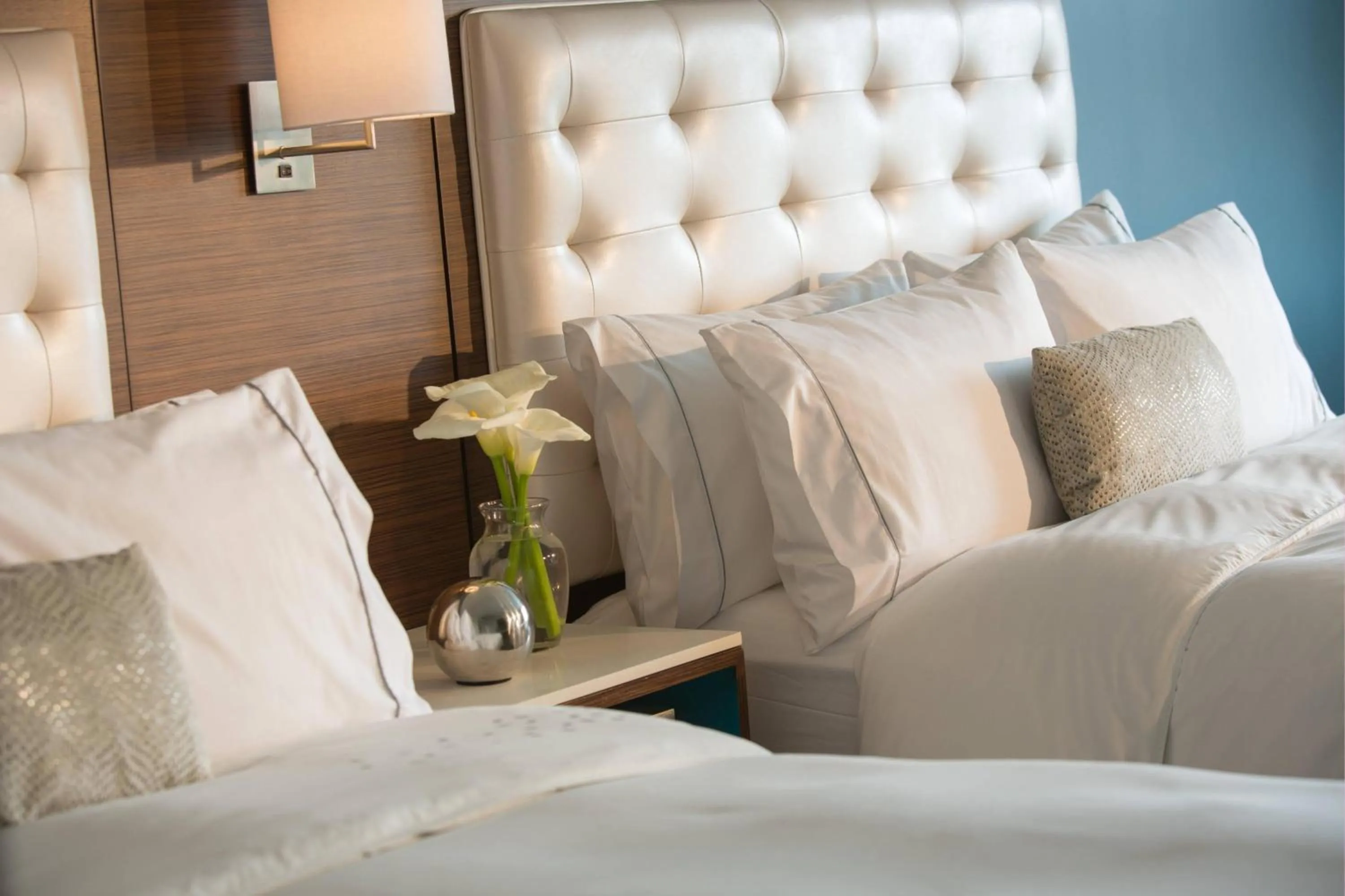 Photo of the whole room, Bed in Renaissance Meadowlands Hotel