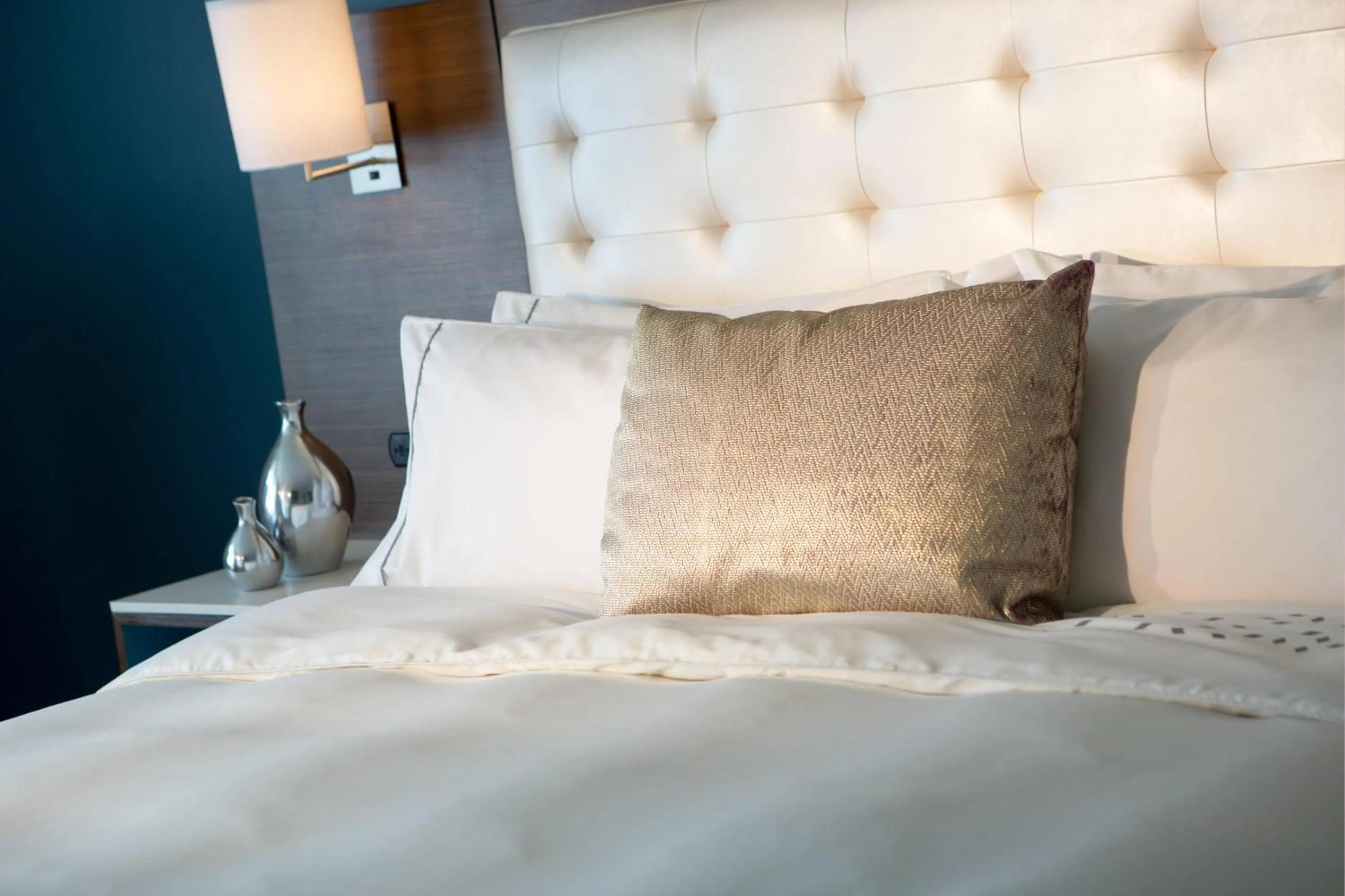 Bedroom, Bed in Renaissance Meadowlands Hotel