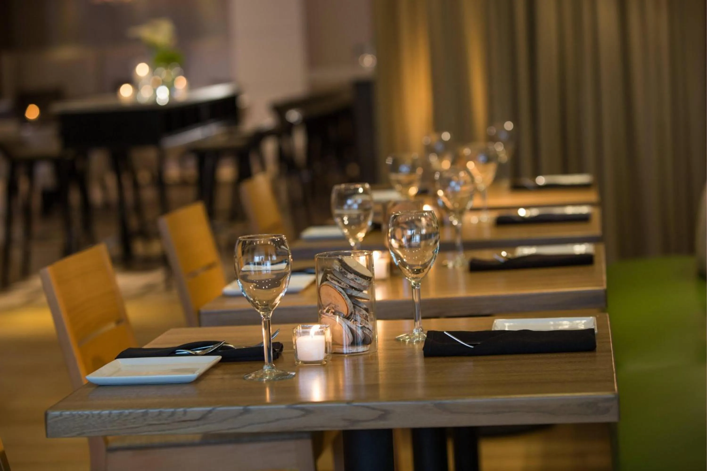 Restaurant/places to eat in Renaissance Meadowlands Hotel