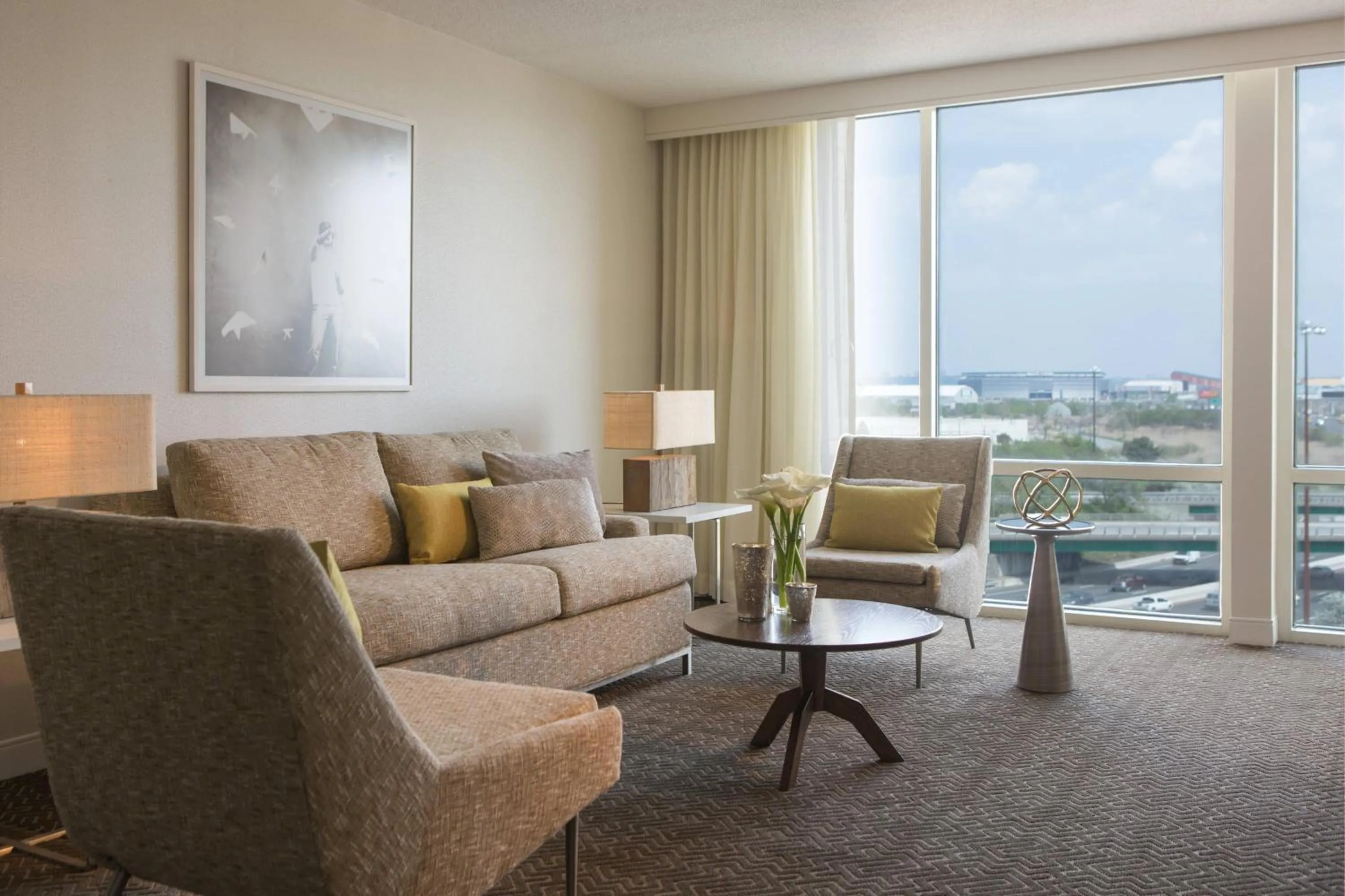 Living room in Renaissance Meadowlands Hotel